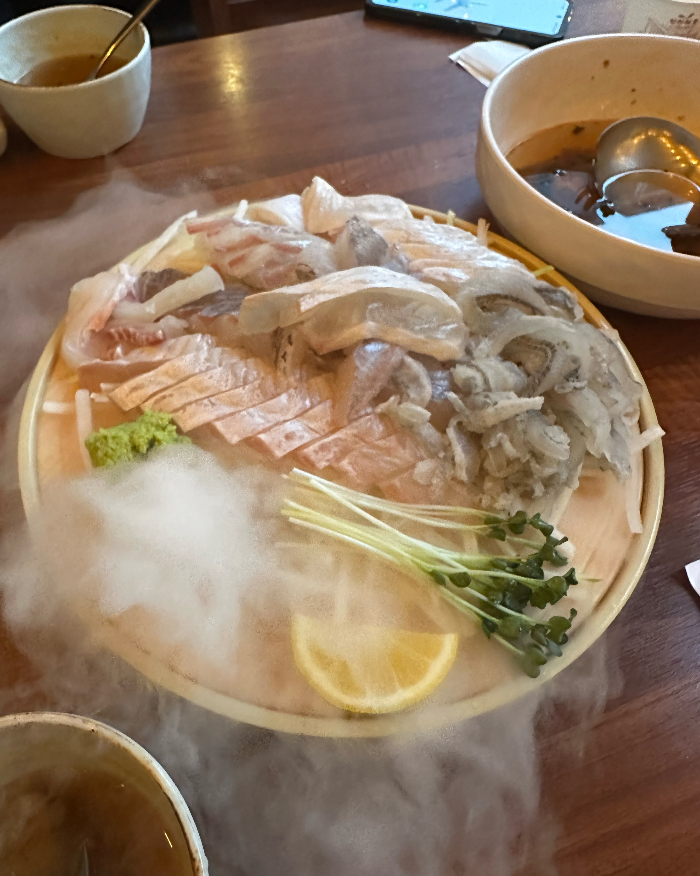 기본반찬으로 문어튀김 게살튀김 육회 도토리묵국이 제공되는데 하나도 빠짐없이 다 맛있고 양이
