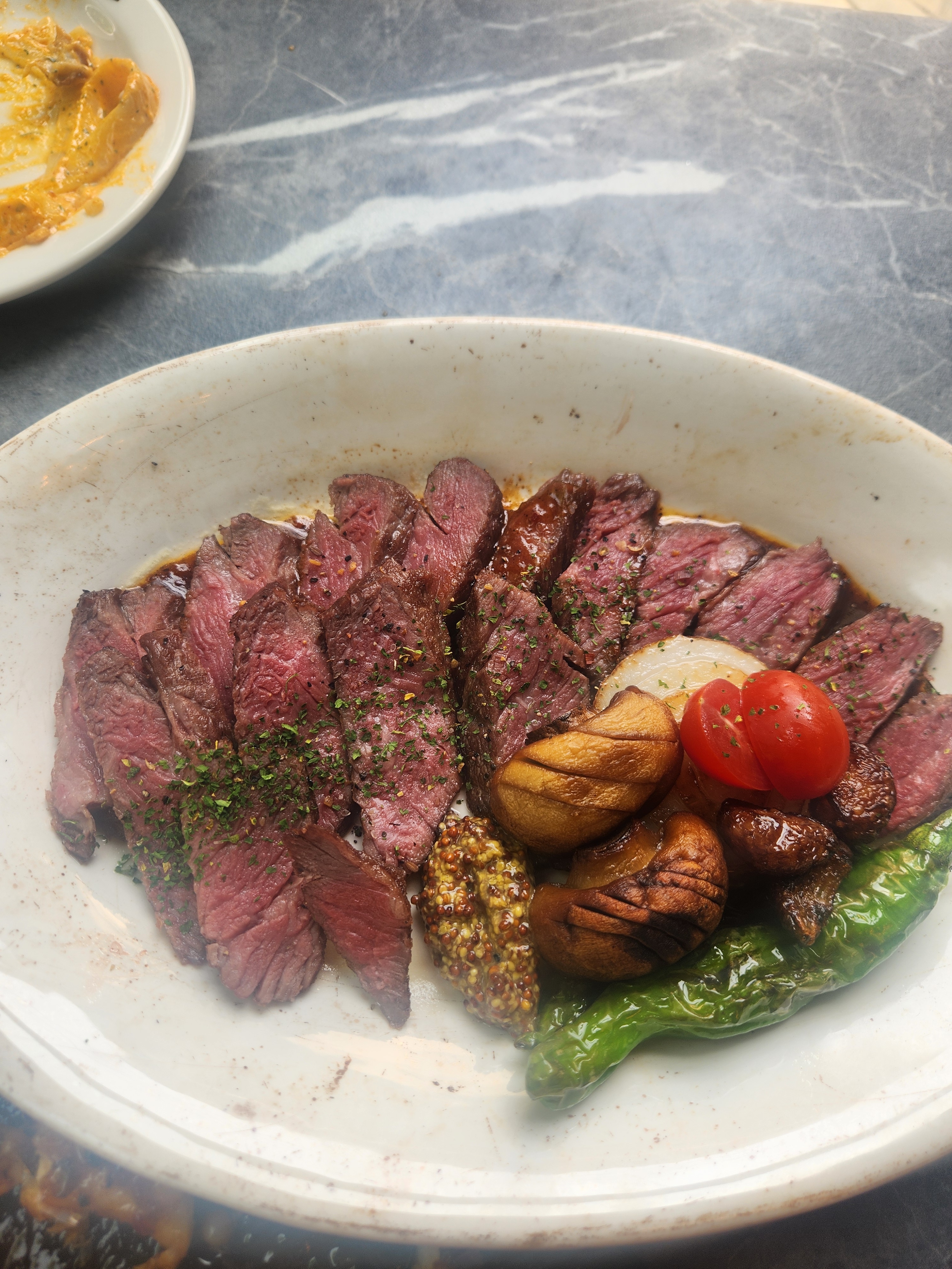 스테이크 맛나고 문어 샐러드 아주 맛있게 먹고 즐거운 시간 보내고 왔어요 - 홍대 맛집 핌피 홍대