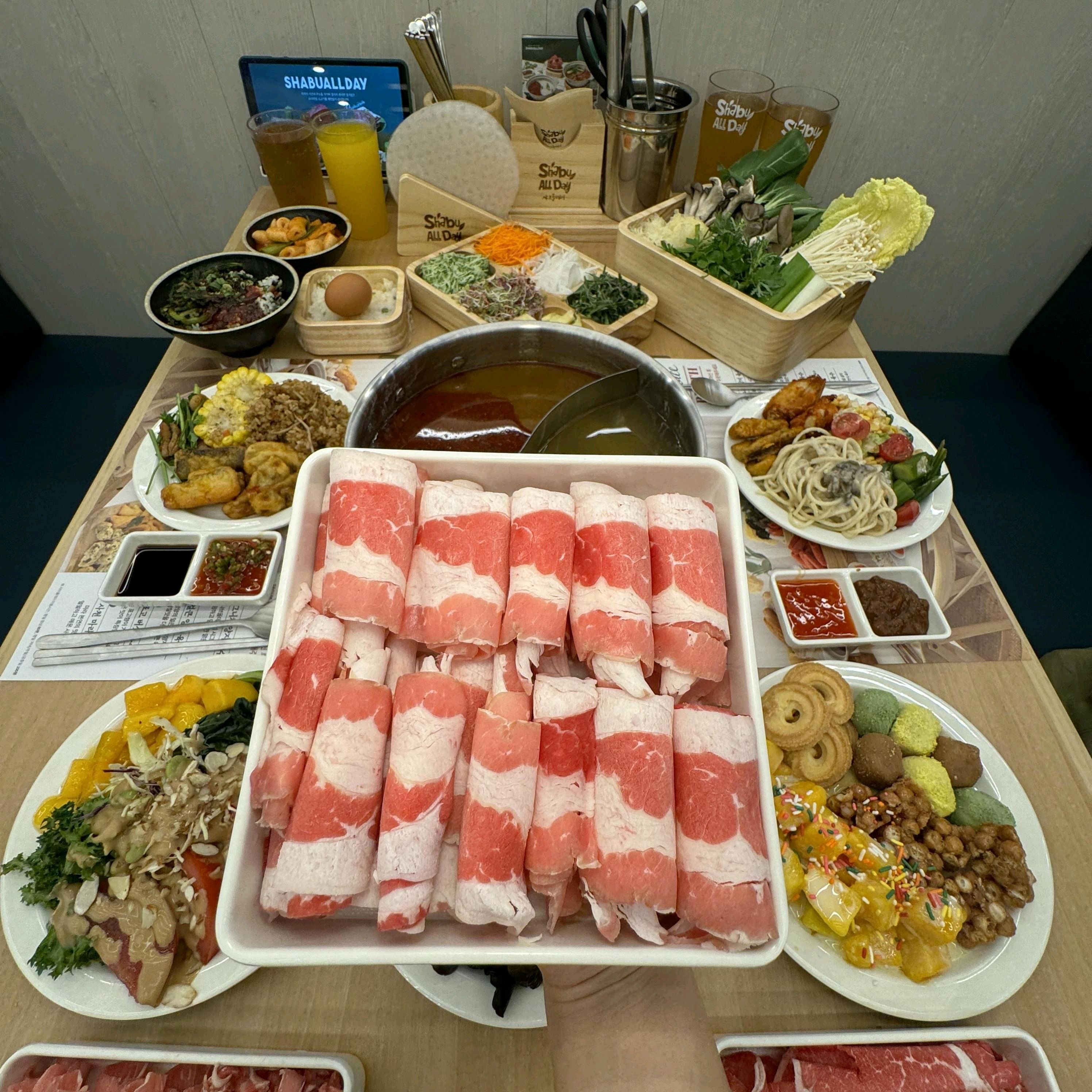 샤브샤브 무제한 먹을 수 있어서 좋아요 애주가들도 좋아하는 곳이라 친구들이랑 가기 편했고 