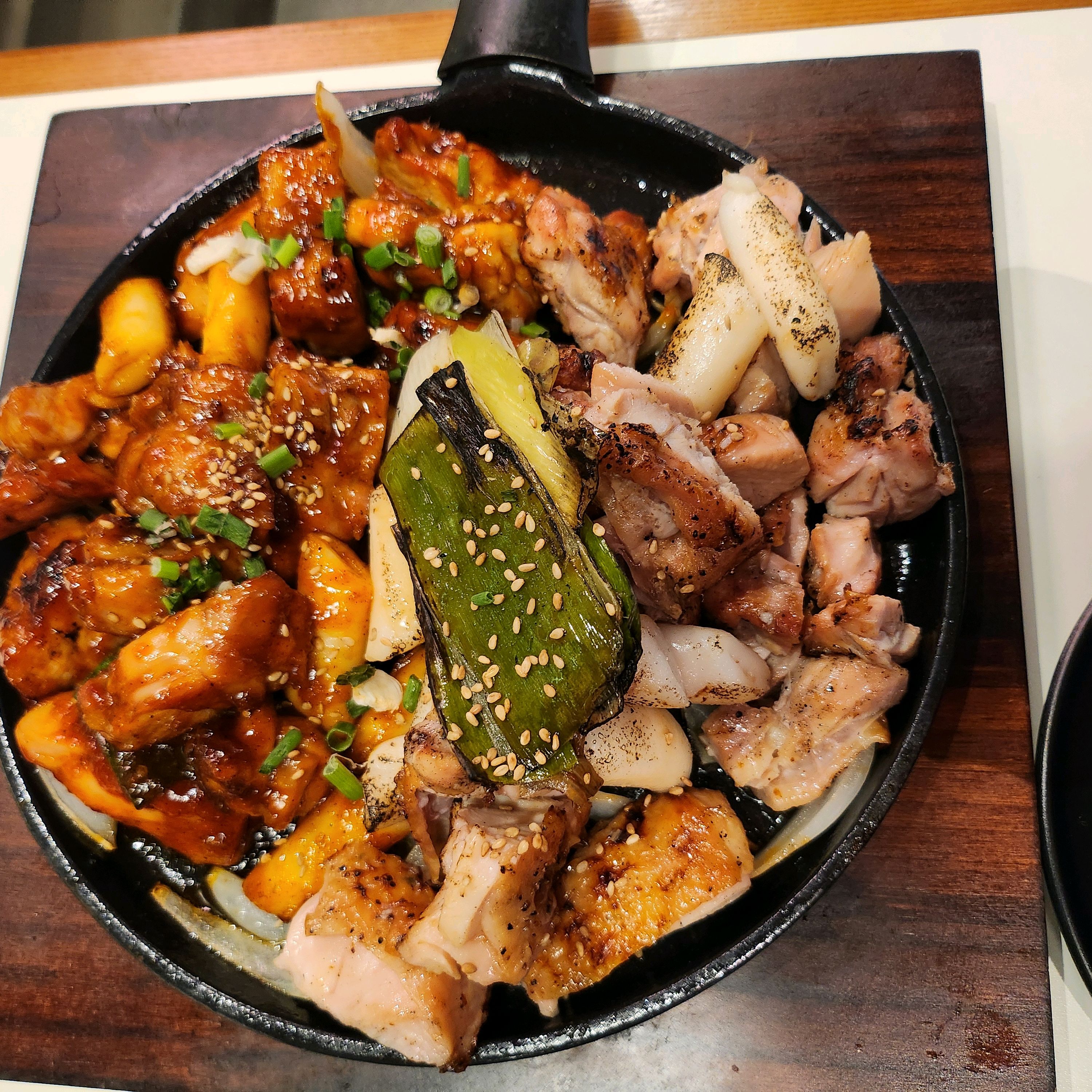 밥이랑 같이 먹어도 좋고 안주로도 좋아요. - 불당동 맛집 감탄계 숯불치킨 불당점