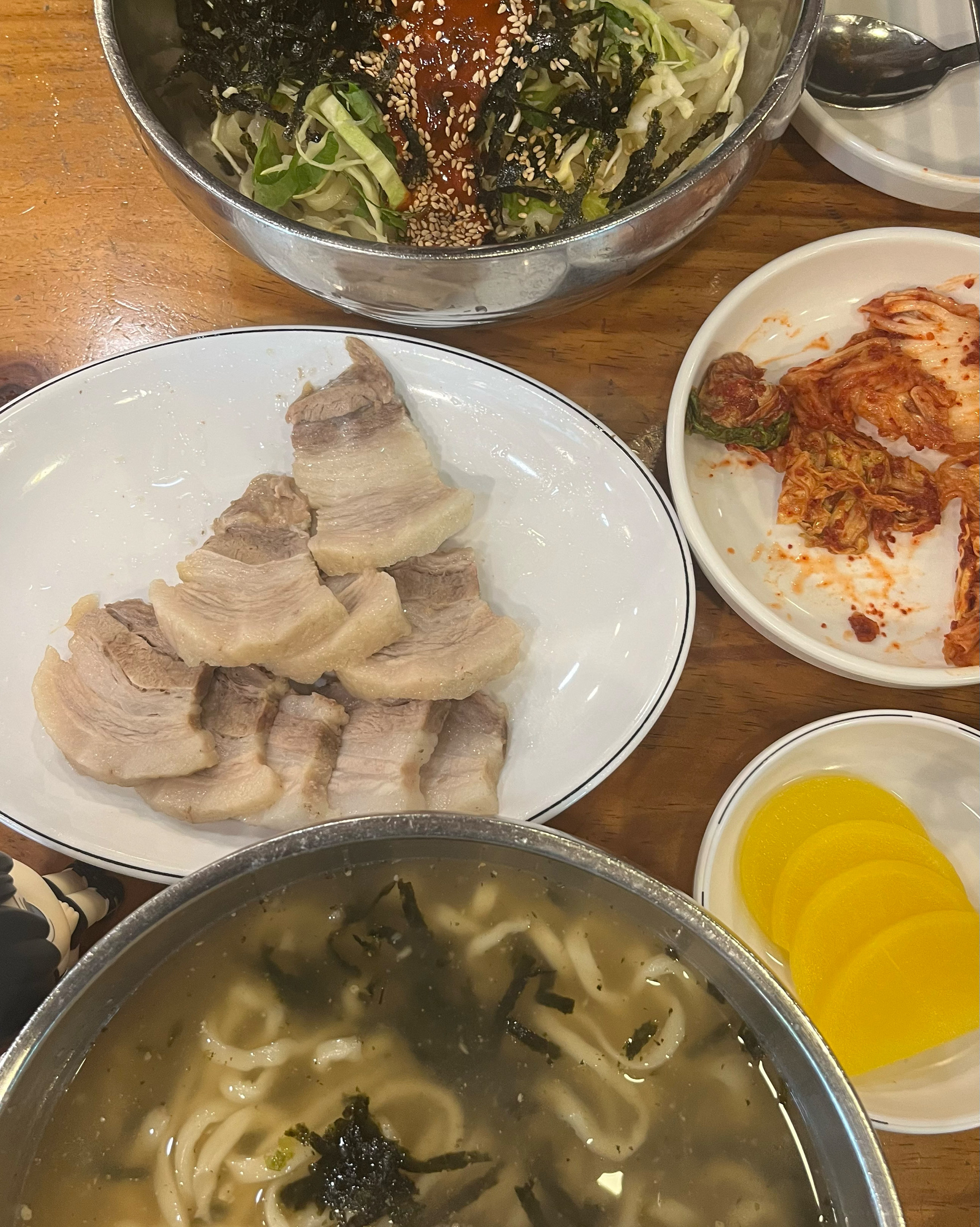 가격도 6,000원부터 저렴하고,맛있고,양많고,비빔 칼국수랑 수육이랑 먹으면 맛나요 ㅎ - 대전 맛집 김화칼국수
