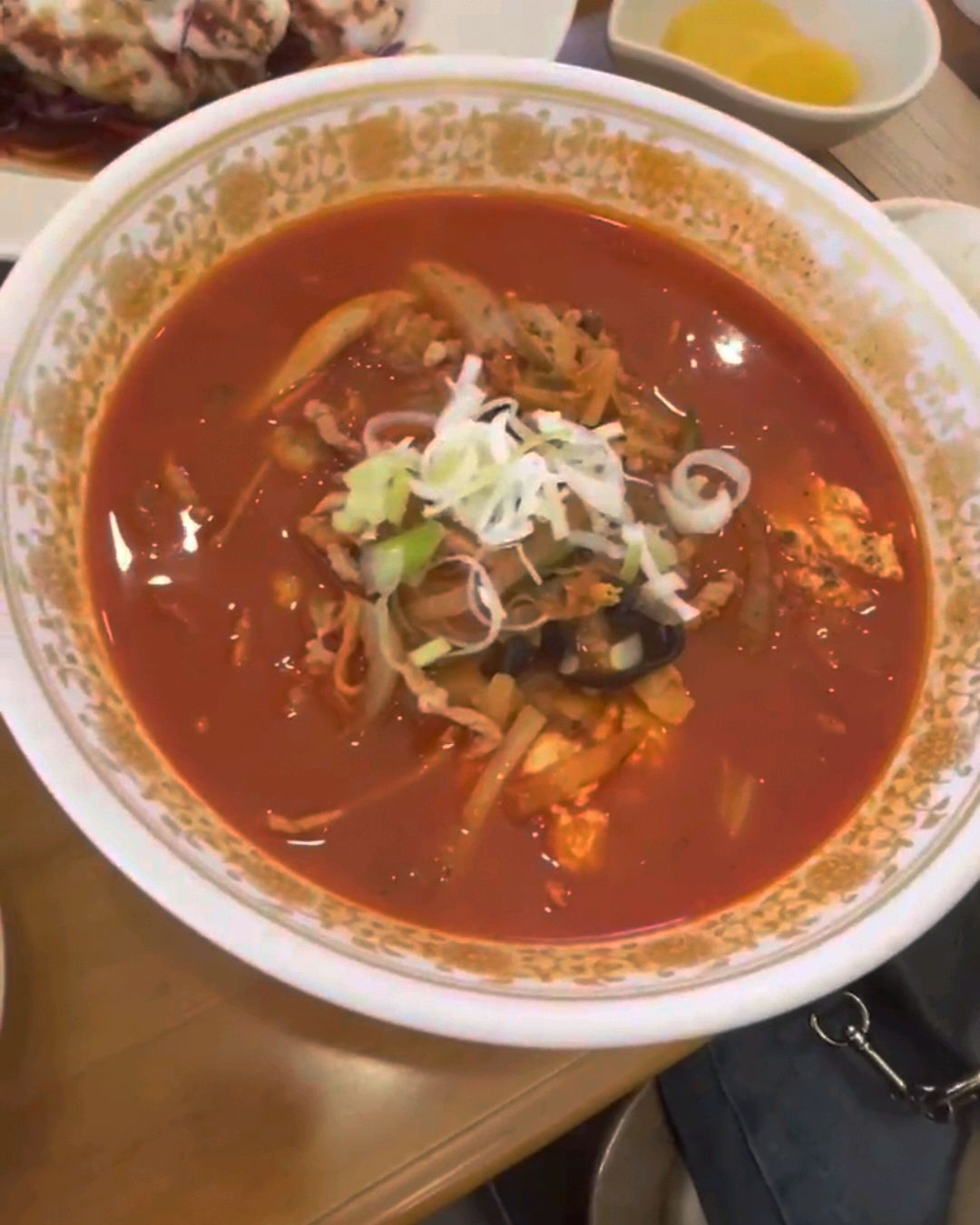 맵기 적당하니 좋고 음식이 정말 빨리 나와 좋았습니다. 몽탕이도 바삭바삭하고 가벼운 식감의