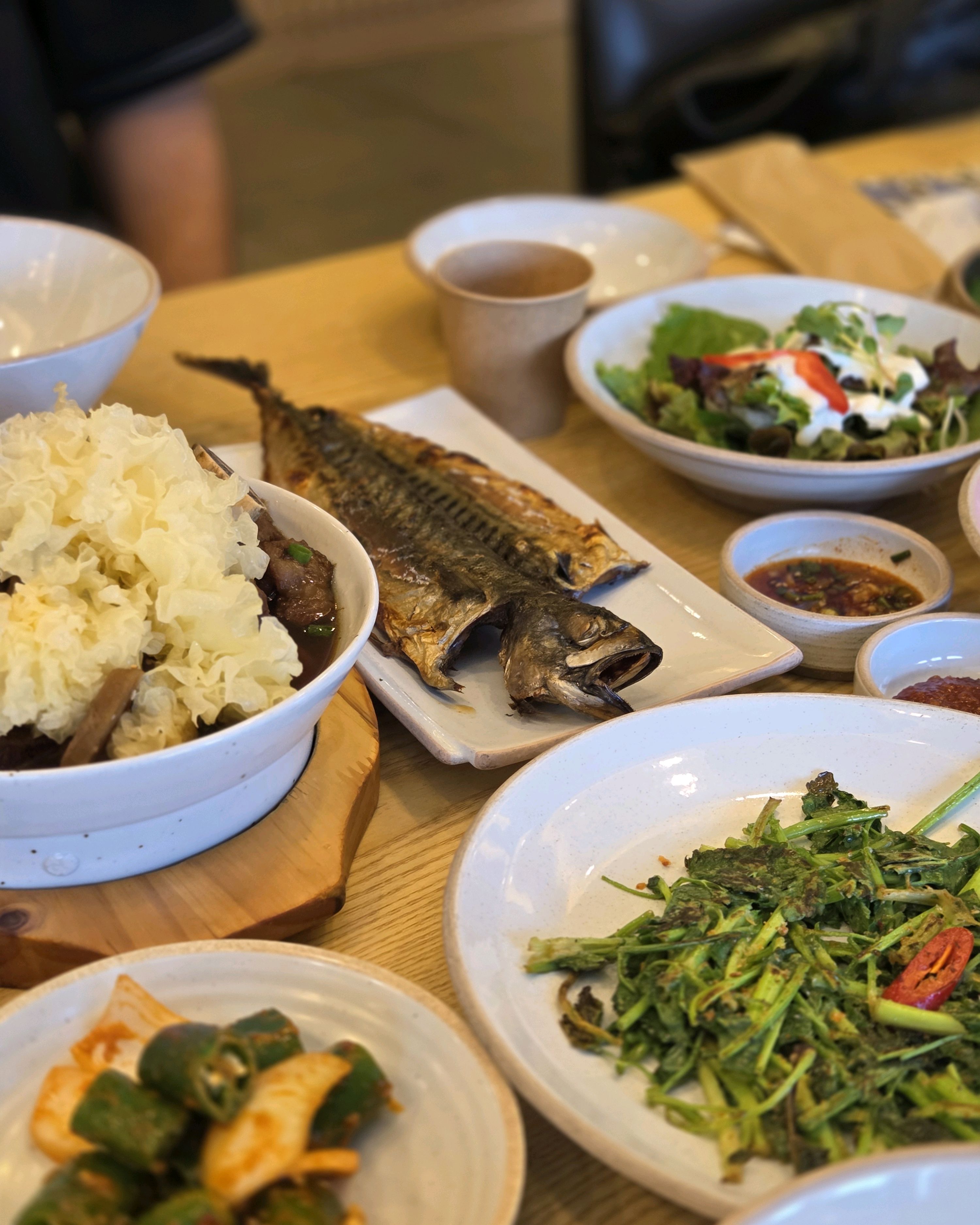 흑마늘 갈비 먹었습니다~ 비주얼도 좋은데 고기가 두꺼운데도 연해서 금방 먹기좋게 잘 벗겨져