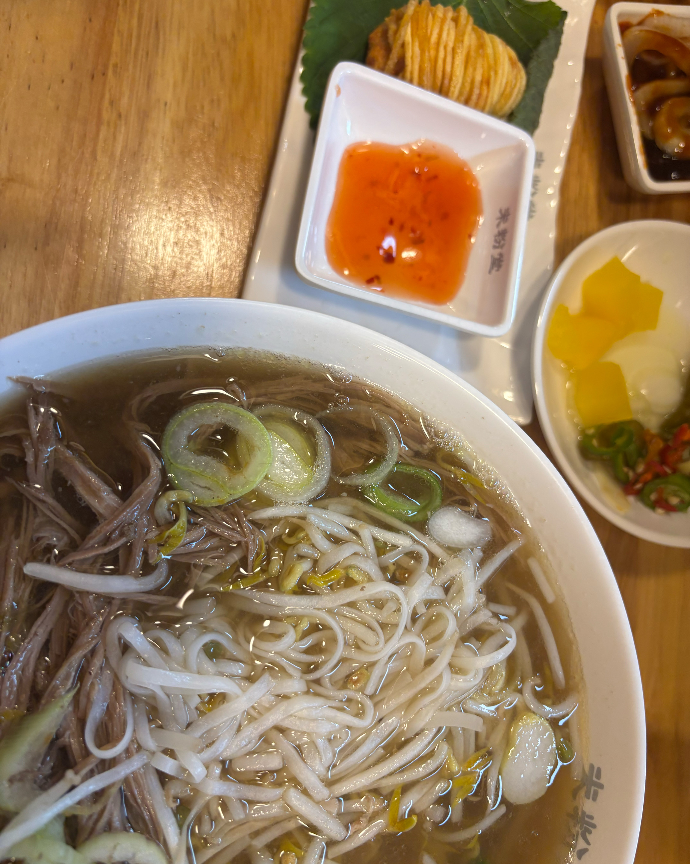 쌀국수는 당연히 맛있고 감자새우말이튀김 너무 맛있어오ㅠㅠ 사리도 추가 무료라서 배부르게 먹