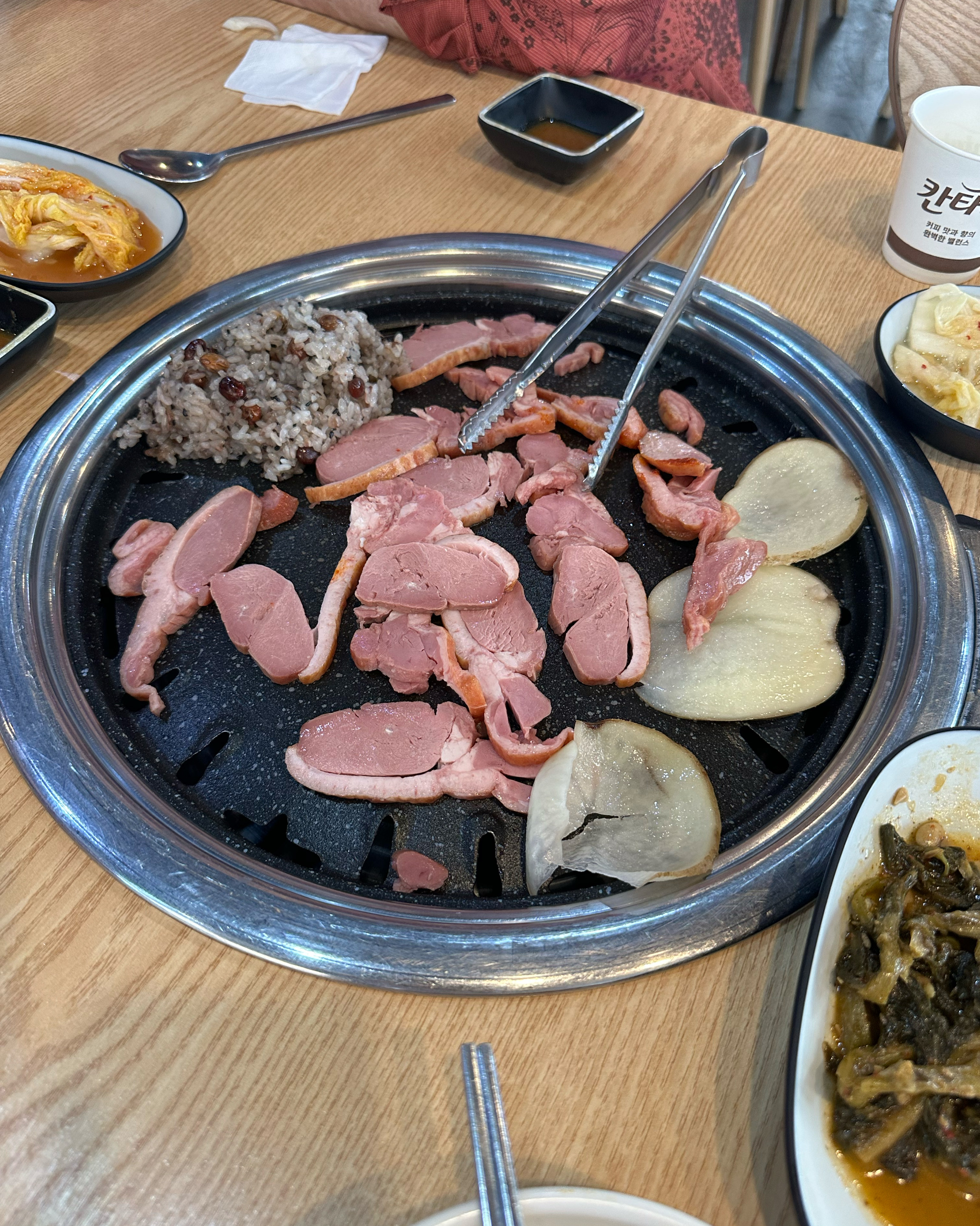 추천받아서 갔는데… 그냥 그랬다! 훈제는 맛있고 로스는 글쎄!! 주차공간 따로 있다 ^^호