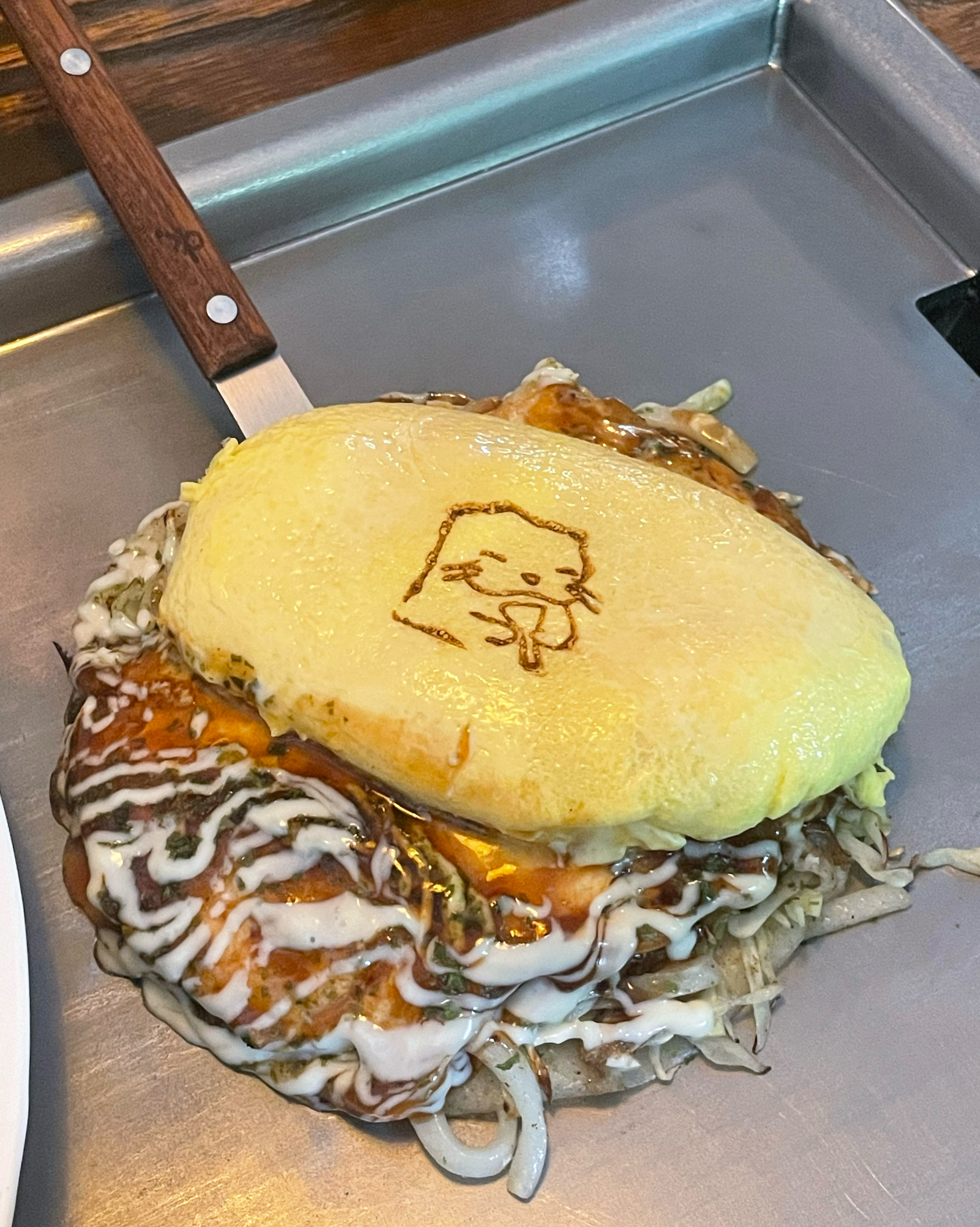 오꼬노미야끼에 올라간 계란이 너무 포슬해서 맛있어요ㅜ 가게 분위기도 예쁘고 기념일에 가볍게