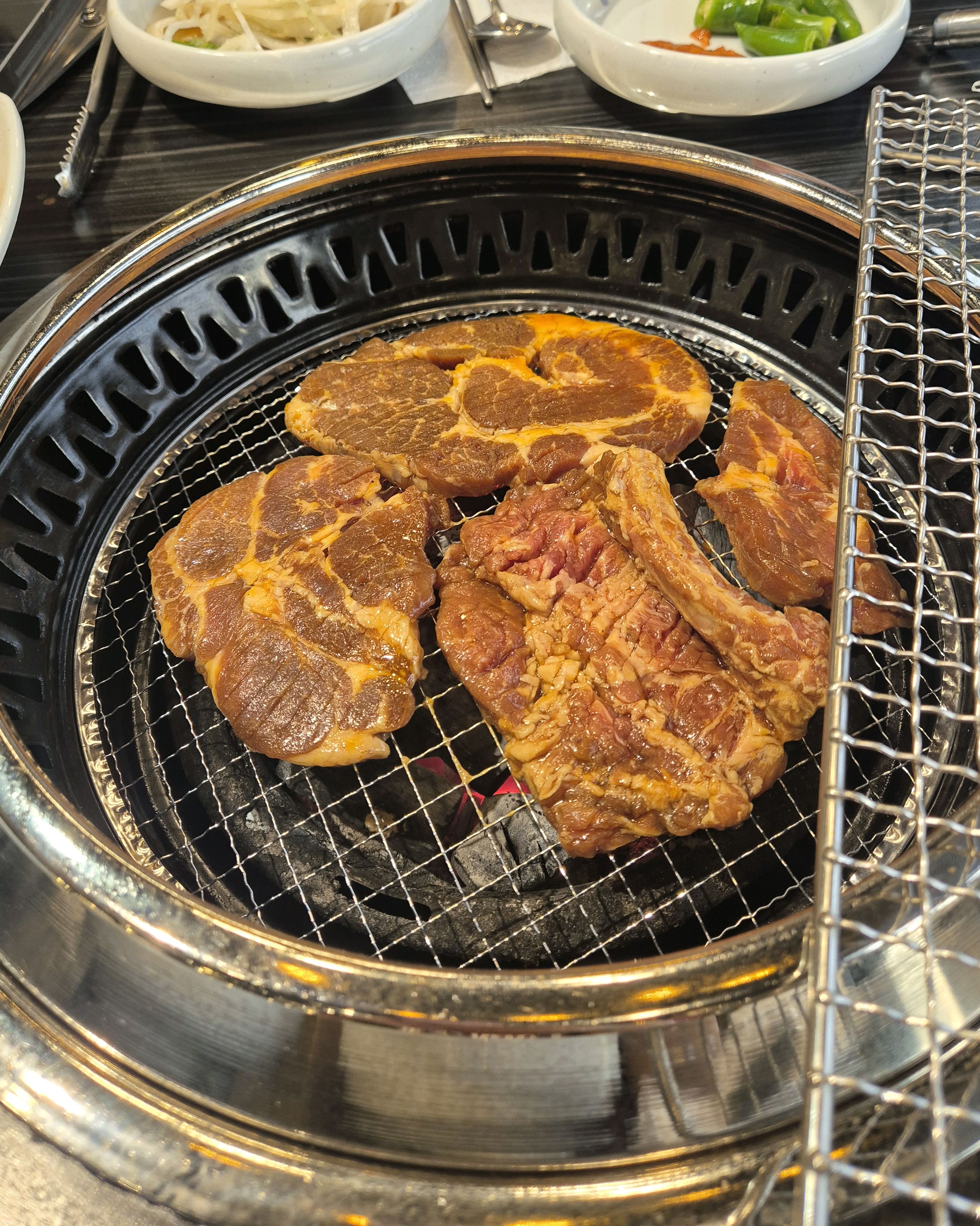 어버이날 기념으로 부모님 모시고 방문했습니다 매장이 정말 넓고 주차하기도 편하게 되어있습니