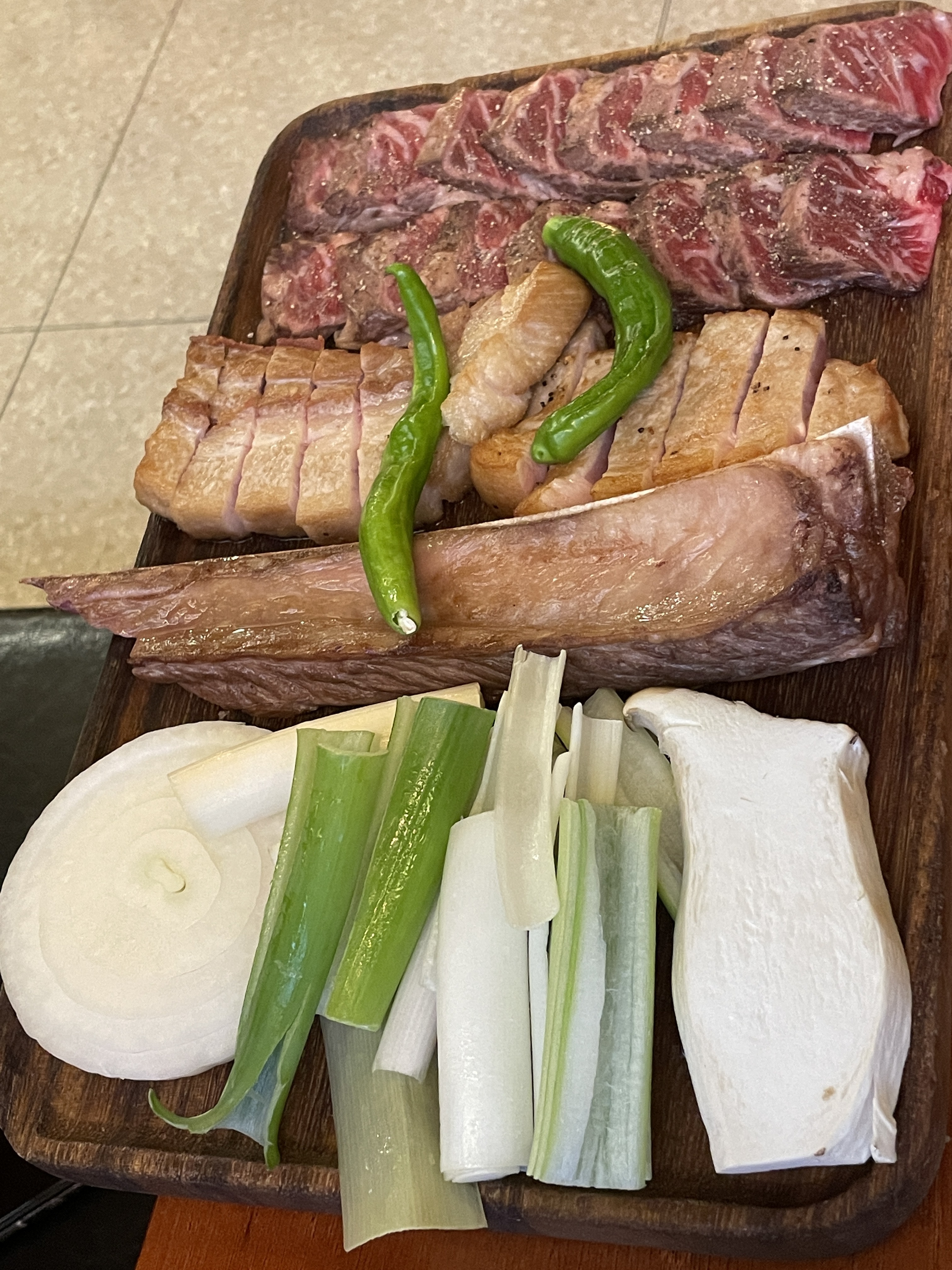 회식, 청모, 데이트 때 다 좋은거같아용:) 고기도 구워주시고, 반찬도 딱 손이가는 거로만