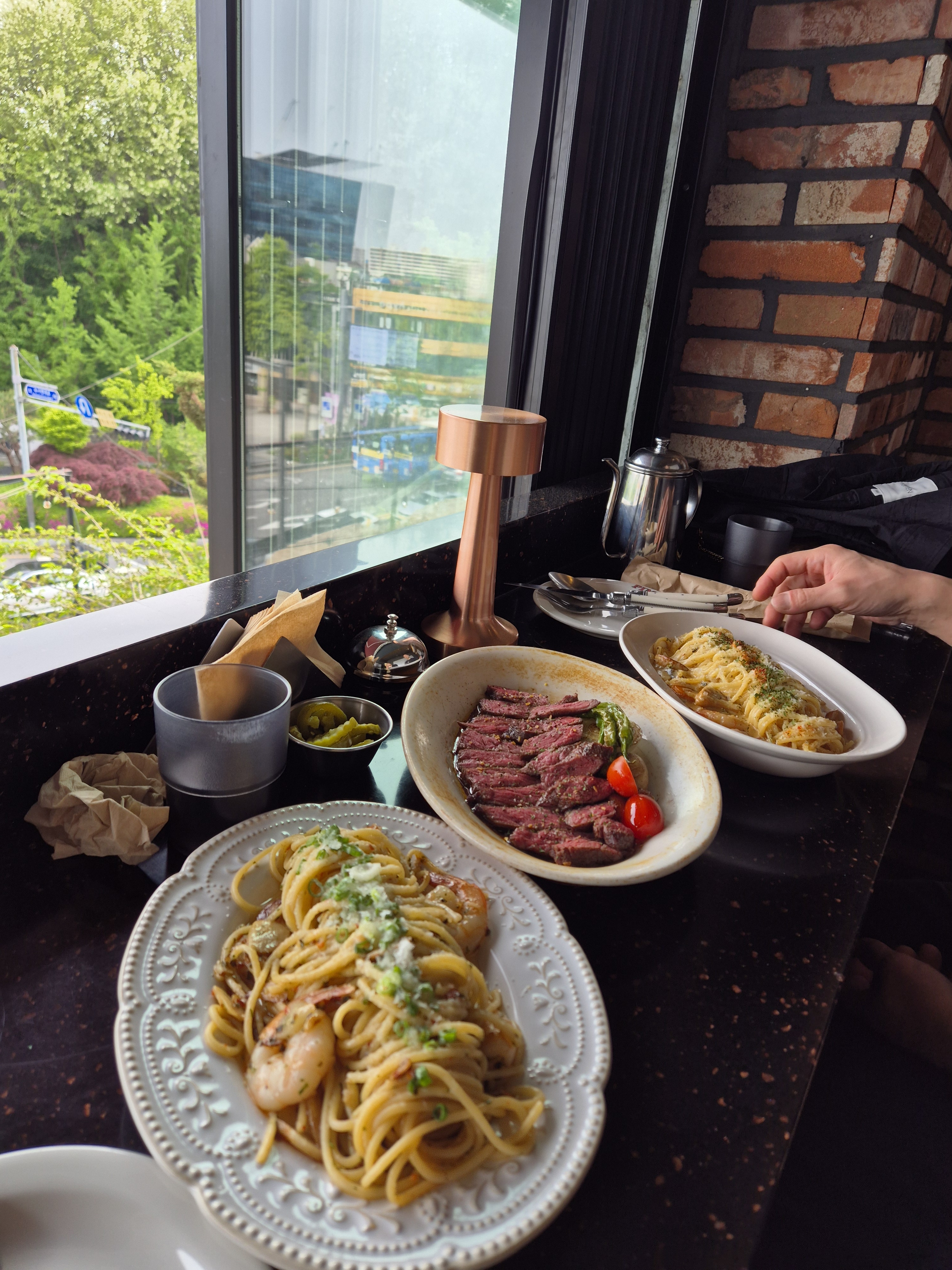 일찍 도착했더니 창가쪽에 앉을수있어 좋았어요 - 이태원 맛집 핌피 이태원