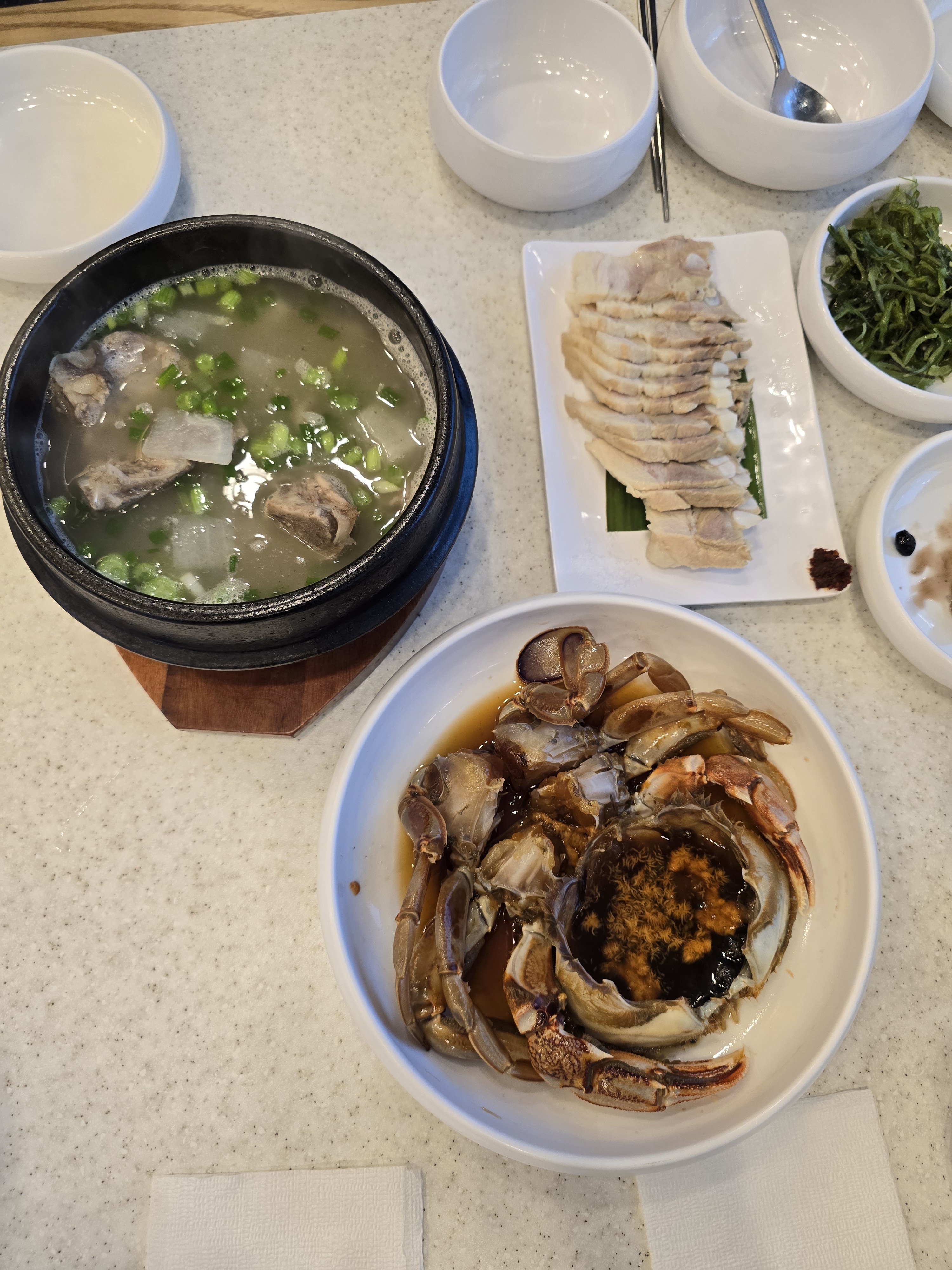 4인가족이 방문했습니다. 음식과 밑반찬이 훌륭해 부모님도 만족하신 식사 입니다. 전망 또한