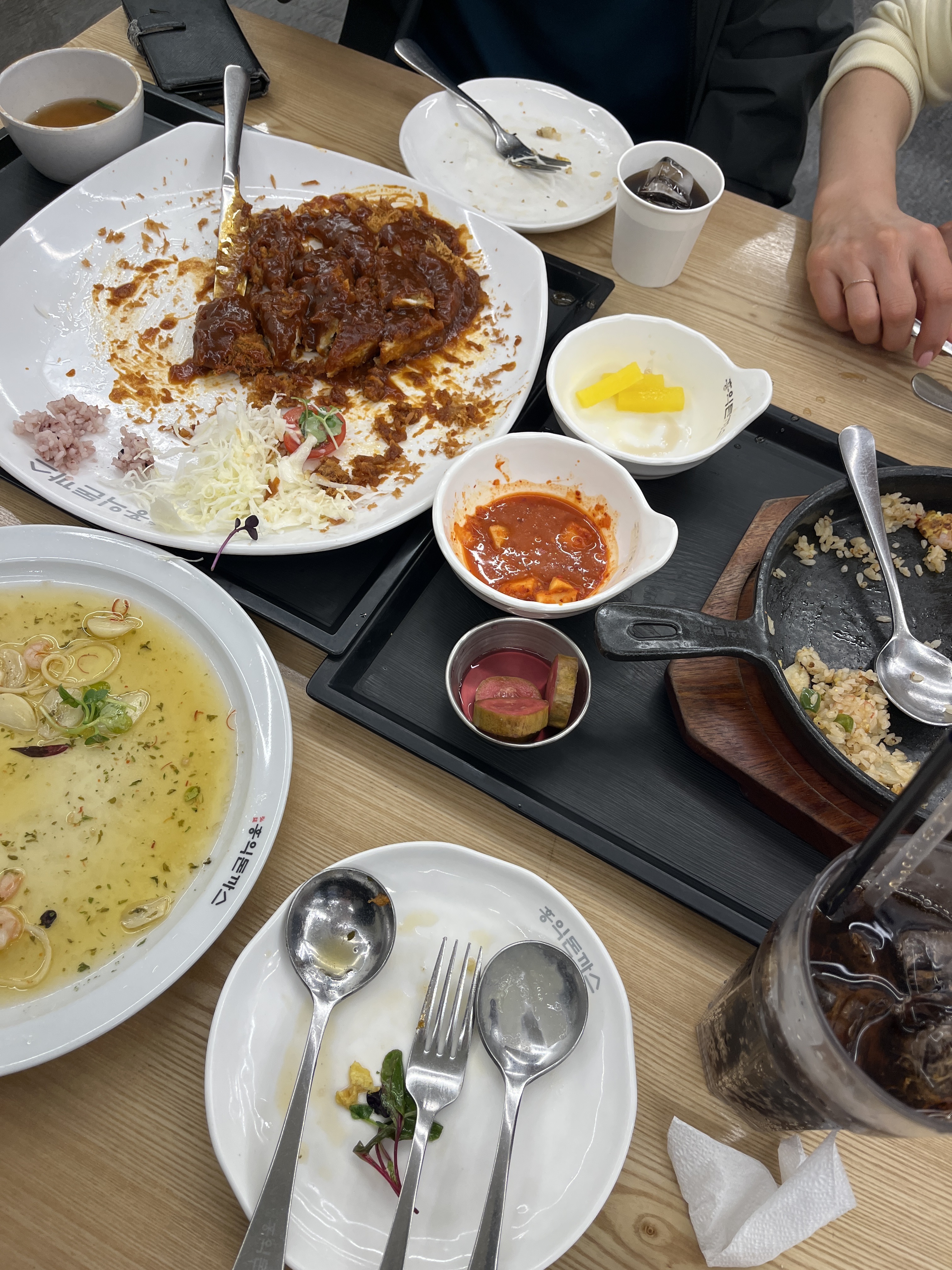 돈까스 양이 정말 많아요 음식도 정말 맛있고 만족한 식사였습니다! 다들 꼭 드시러오셨음 좋