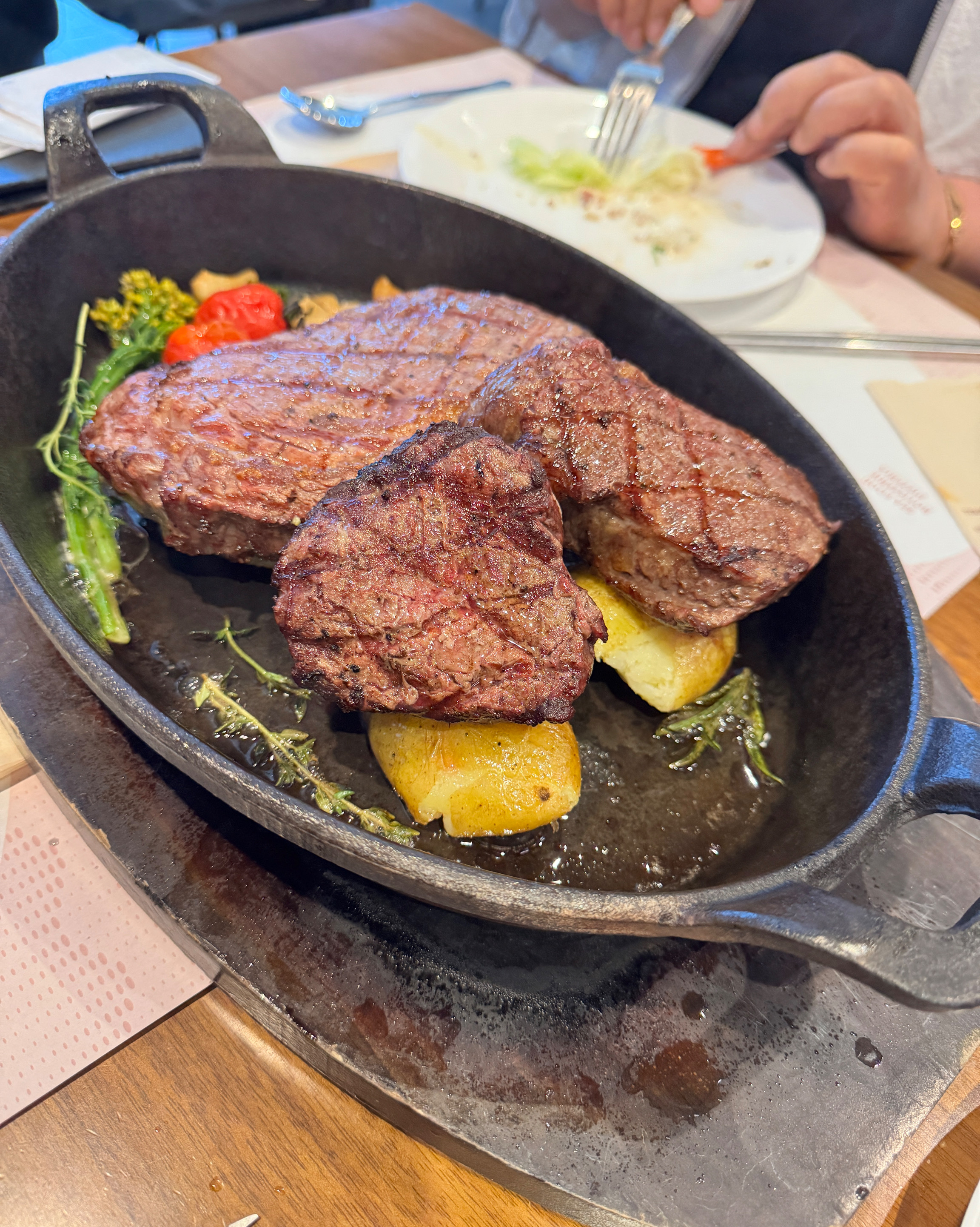 시부모님 모시고 갔는데 스테이크 맛이 평소보다 더 좋았어서 맛있게 식사하고 왔어요 :) - 광천동 맛집 빕스 프리미어 광주광천점