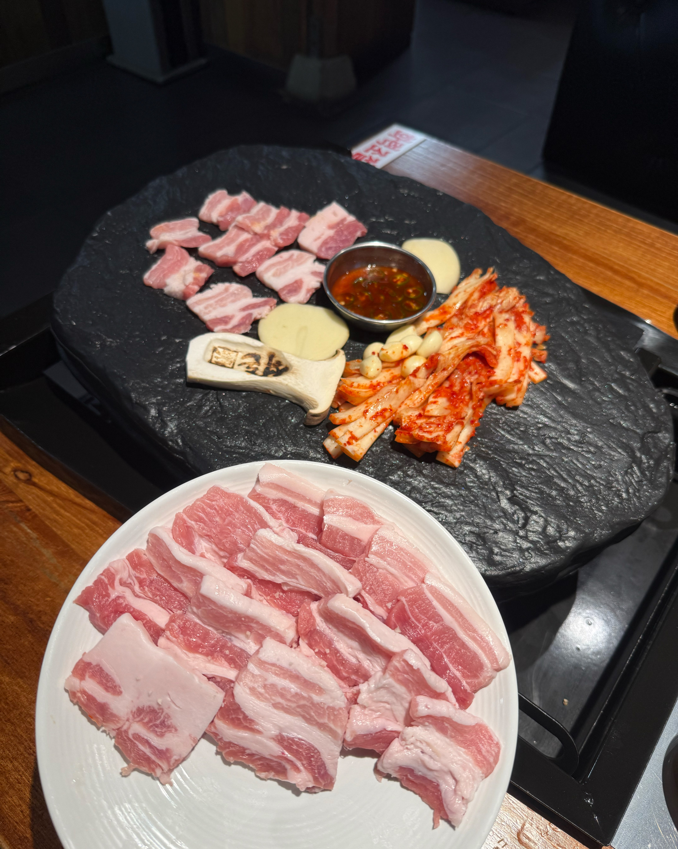 새로 생겼길래 처음 와봤는데 너무 맛있어요 !!! 돌판 그 자체에 굽는 것도 넘 신기했꾸