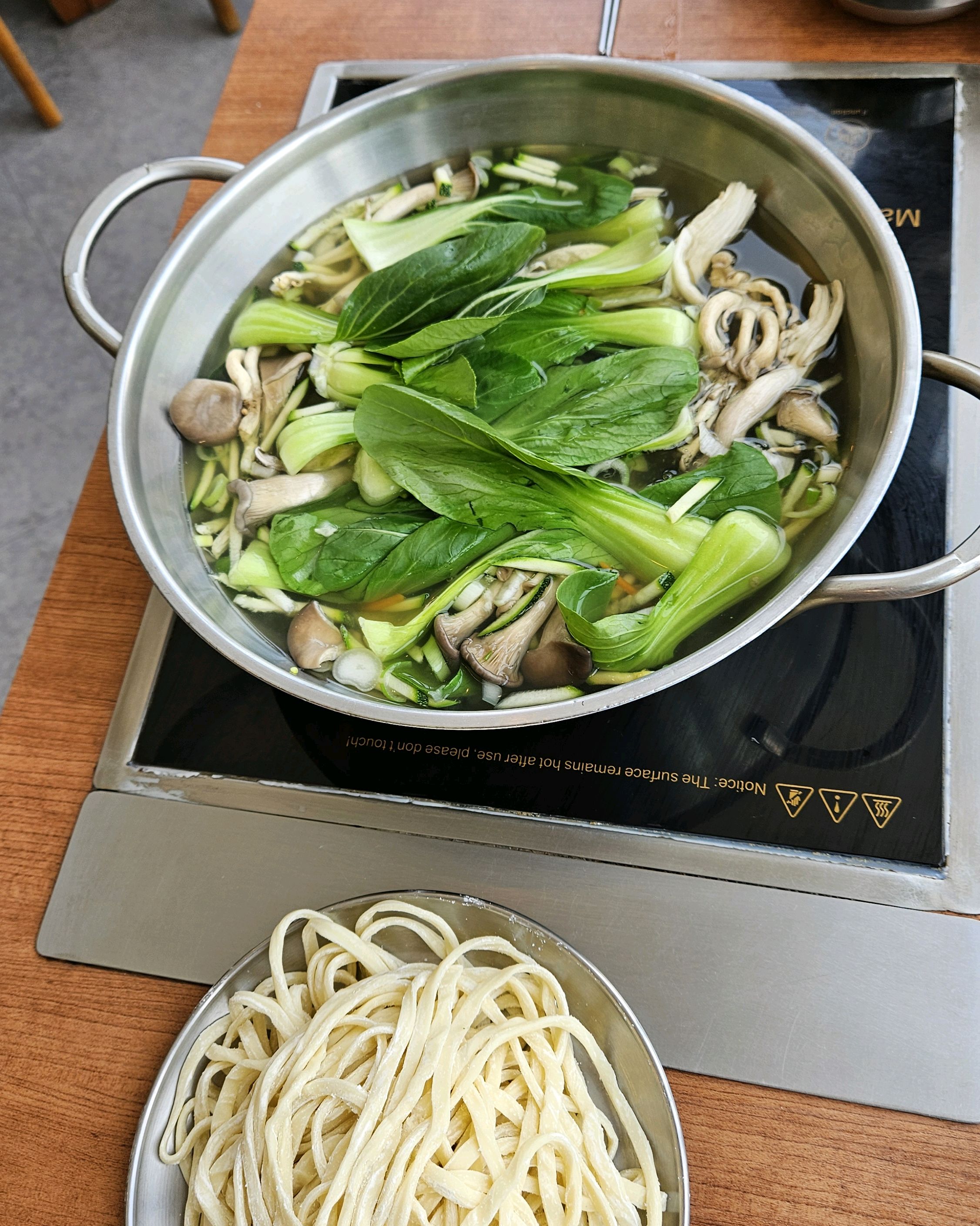 샤브샤브 칼국수 보리밥에 떡볶이 까지 김치도 4가지 열무 겉절이 끾뚜기 파김치 다 맛있어요