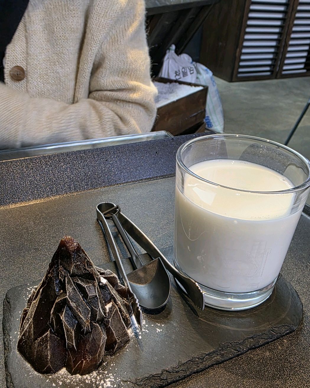 달달 짭짤한 소금커피와 답맥한 소금빵의 조합!! - 제주 맛집 유동커피 소금공장점