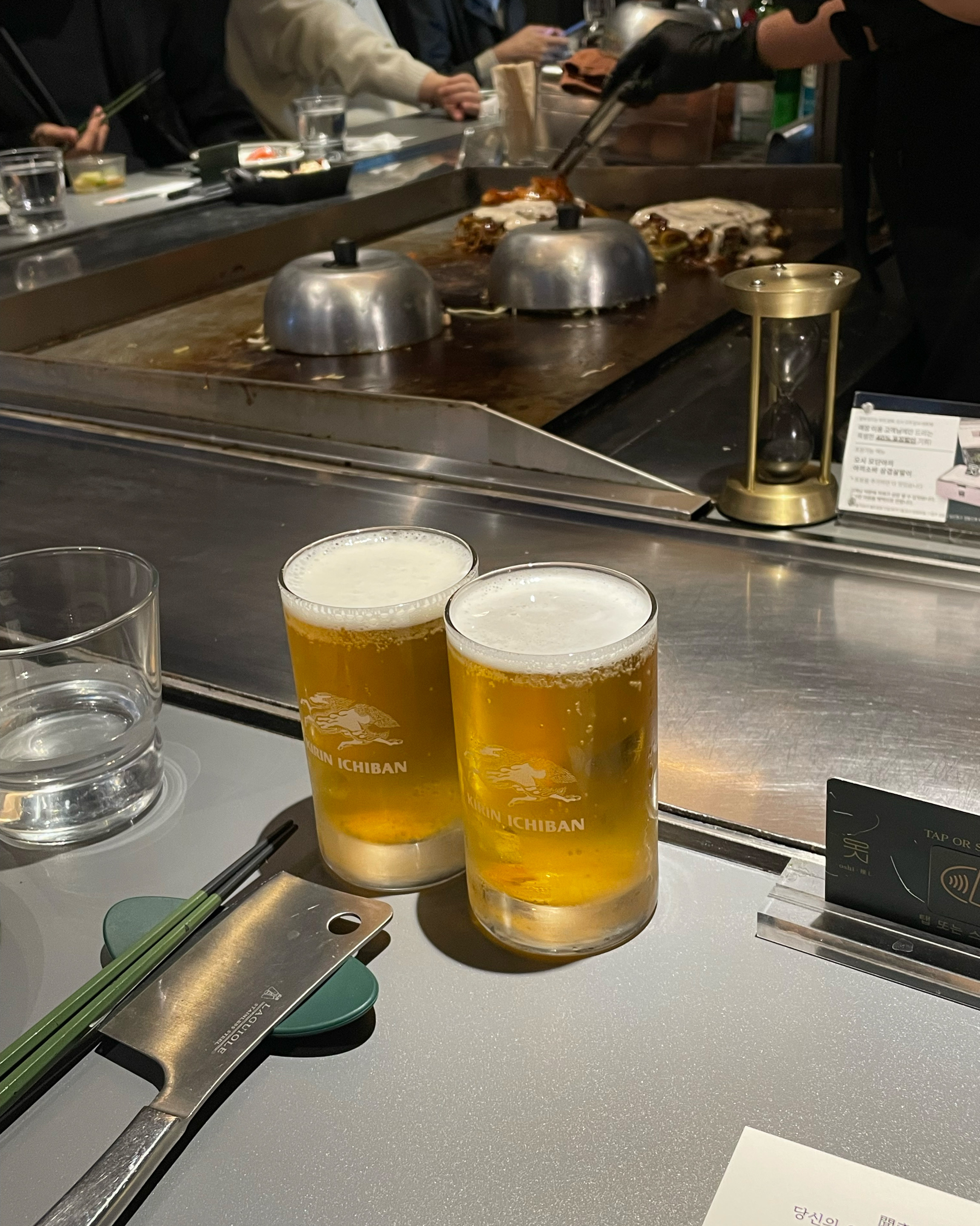 최근 방문한 오꼬노미야끼 식당에서 정말 만족스러운 식사를 했습니다. 눈 앞에서 바로 구워주