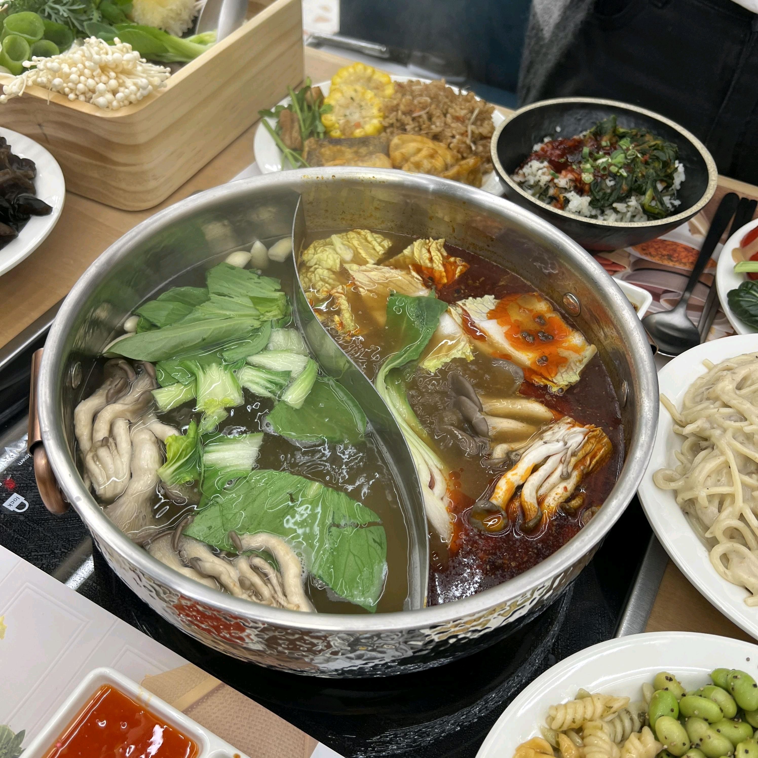 생각보다 진국인 샤브샤브 맛이었어요 프리미엄 소고기 설도가 정말 부드럽고 양도 많아서 좋았