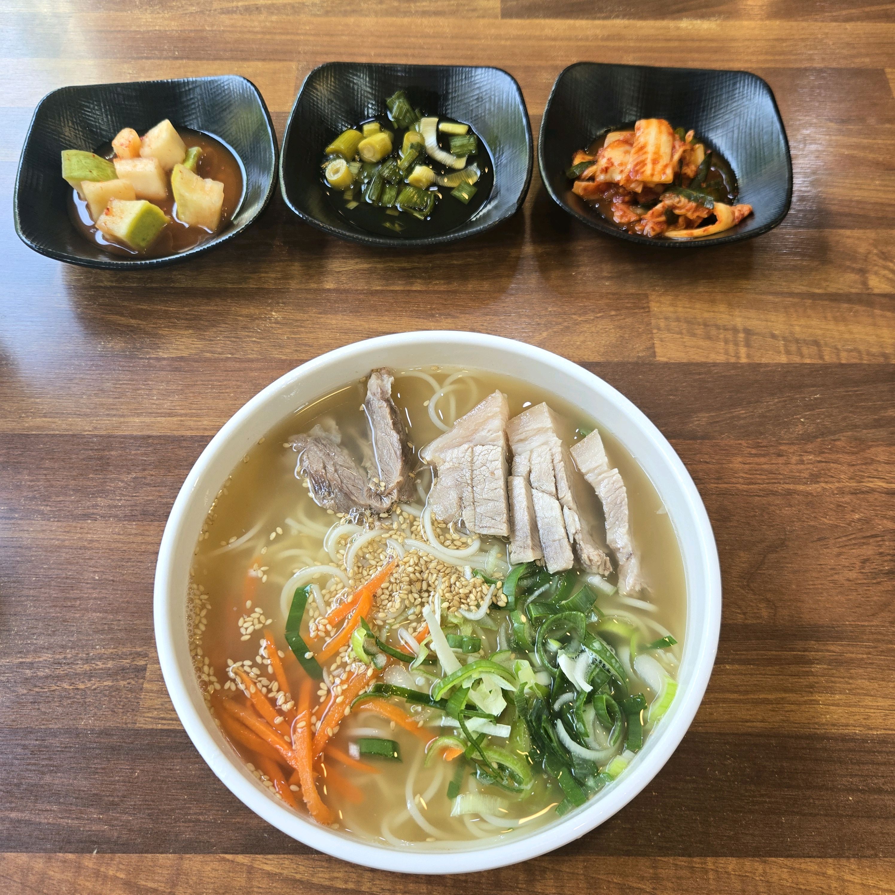 몇 년만에 왔는데 여전히 맛있네요. 제주 고기국수를 다른 집에서도 먹어봤지만 여기가 진짜 