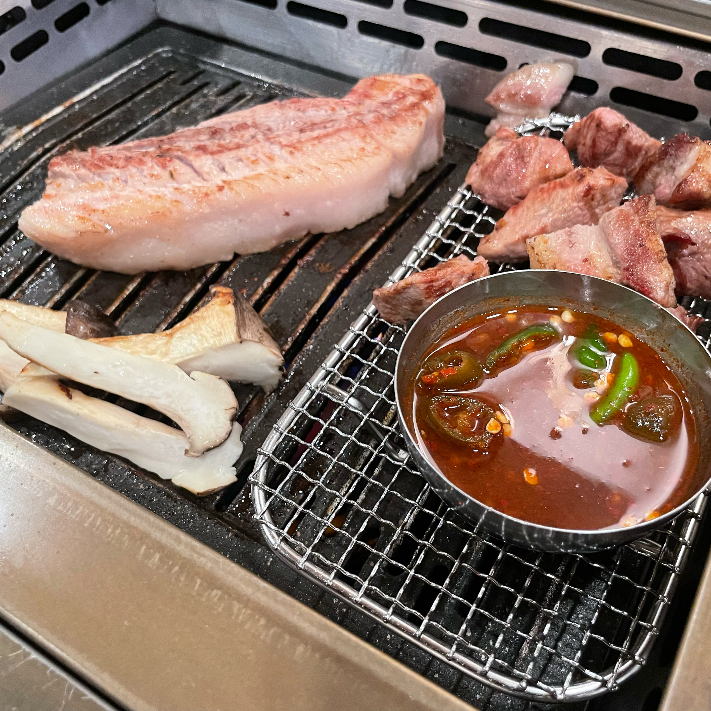 매장도 깔끔하고 직원분들도 친절하세요!! - 제주 맛집 화수목보리짚불구이 연동점