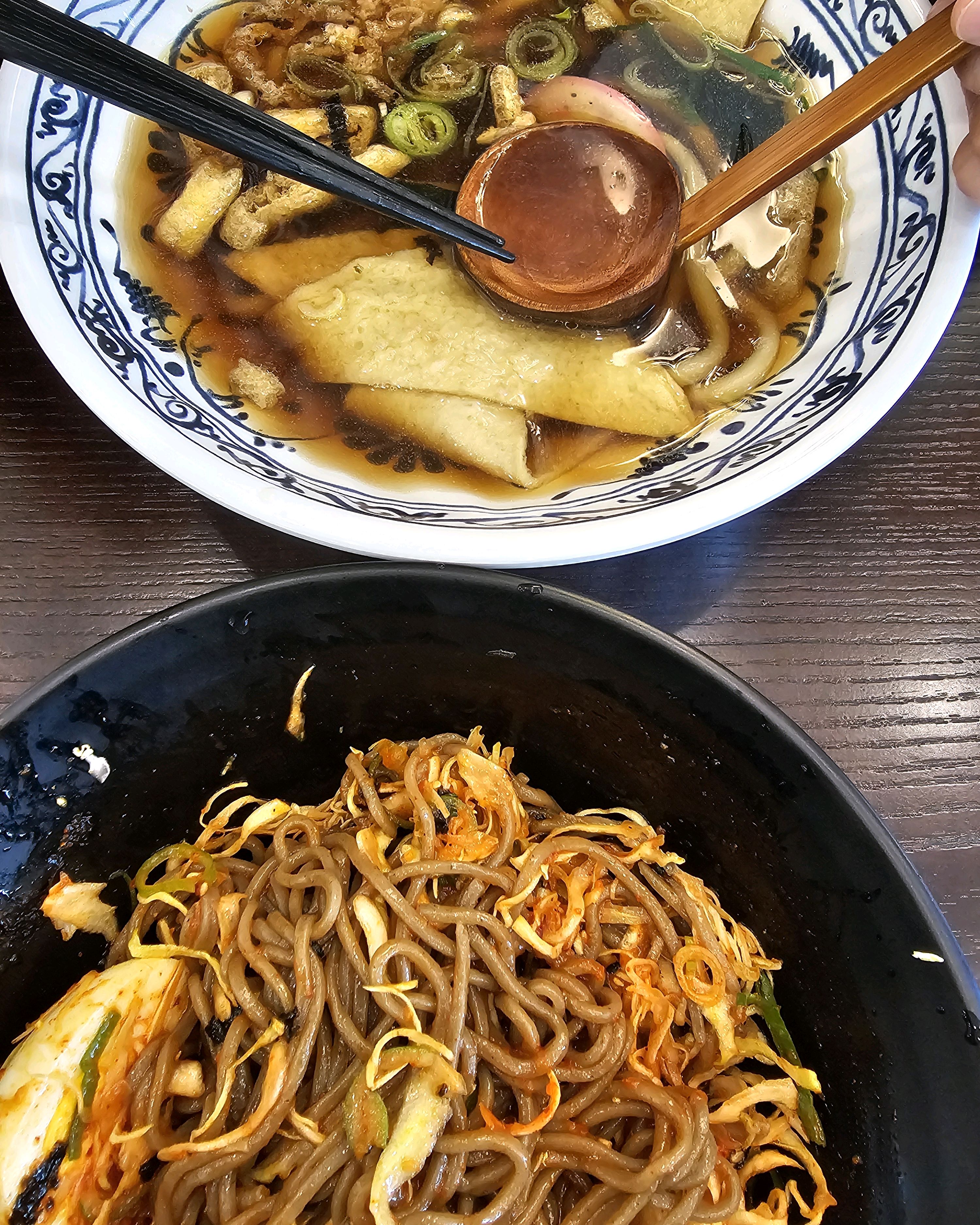먹느라 첫 사진이없네요 늘 실망하지않는 삼동소바입니다 면이 엄청 찰지고 국물도맛있어요~친구