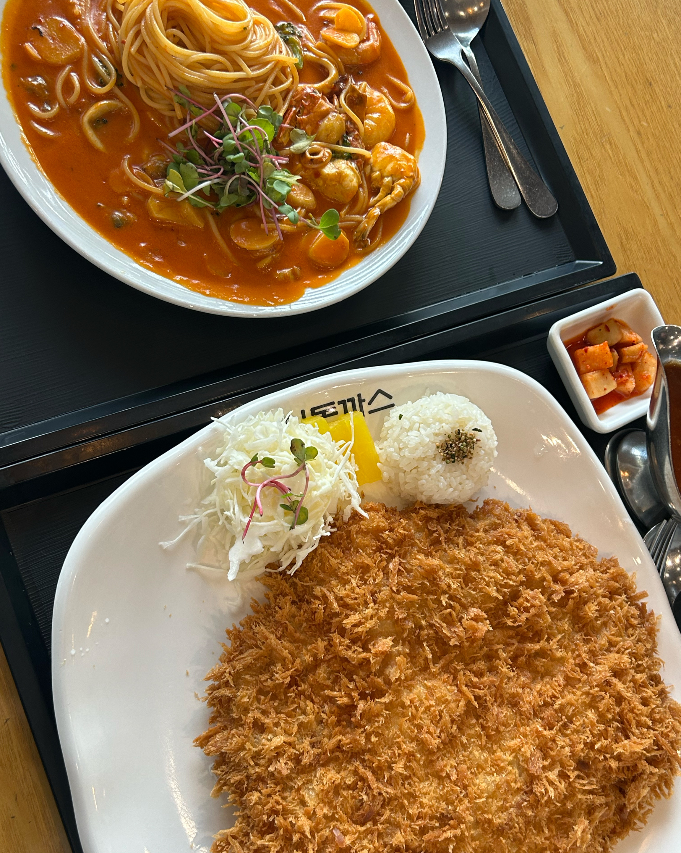 홍익돈까스 처음 와보는데 돈까스 엄청 크네요 피스타도 맛있었어요 ㅎㅎ - 영대 맛집 홍익돈까스 경산영대점