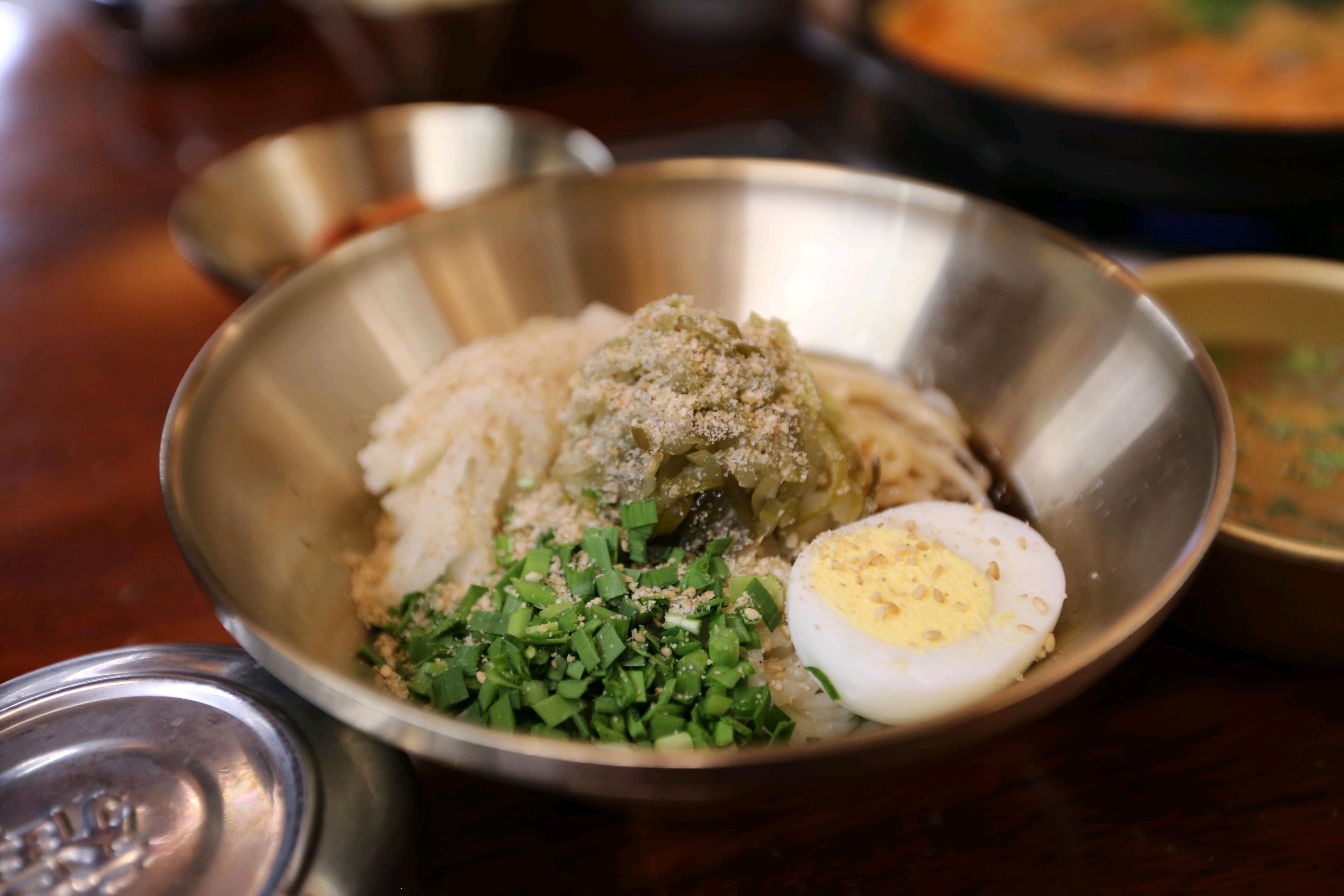 백합칼국수 정말 맛있네요. 면이 쫄깃하고 국물도 깔끔해서 좋았어요. 완전 추천해요. - 인천 맛집 우이며녹 송도본점