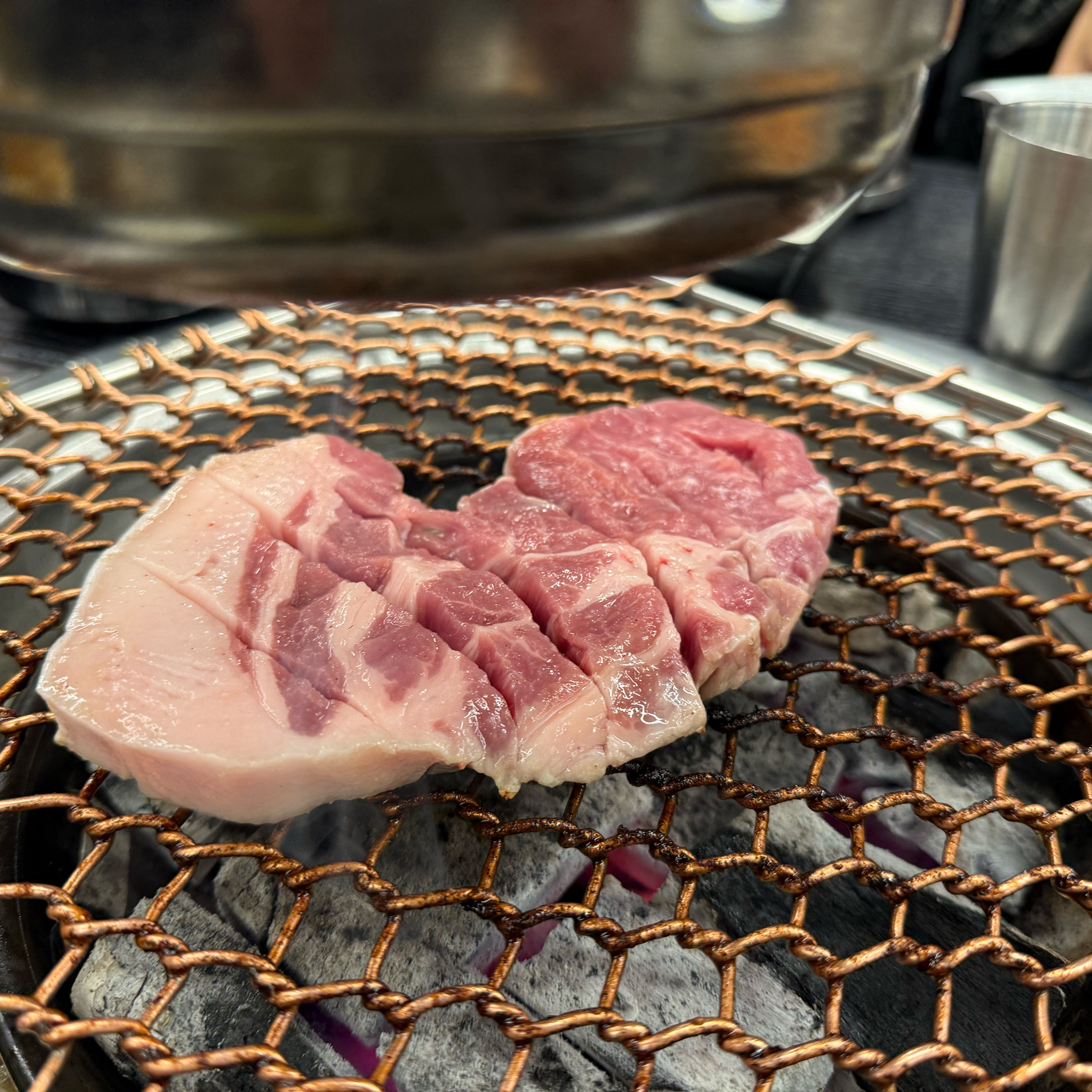 처음 왔는데 여기 고기 5초만에 구워지구 석쇠로 구워서 기름기 없이 엄청 담백하고 맛있어요