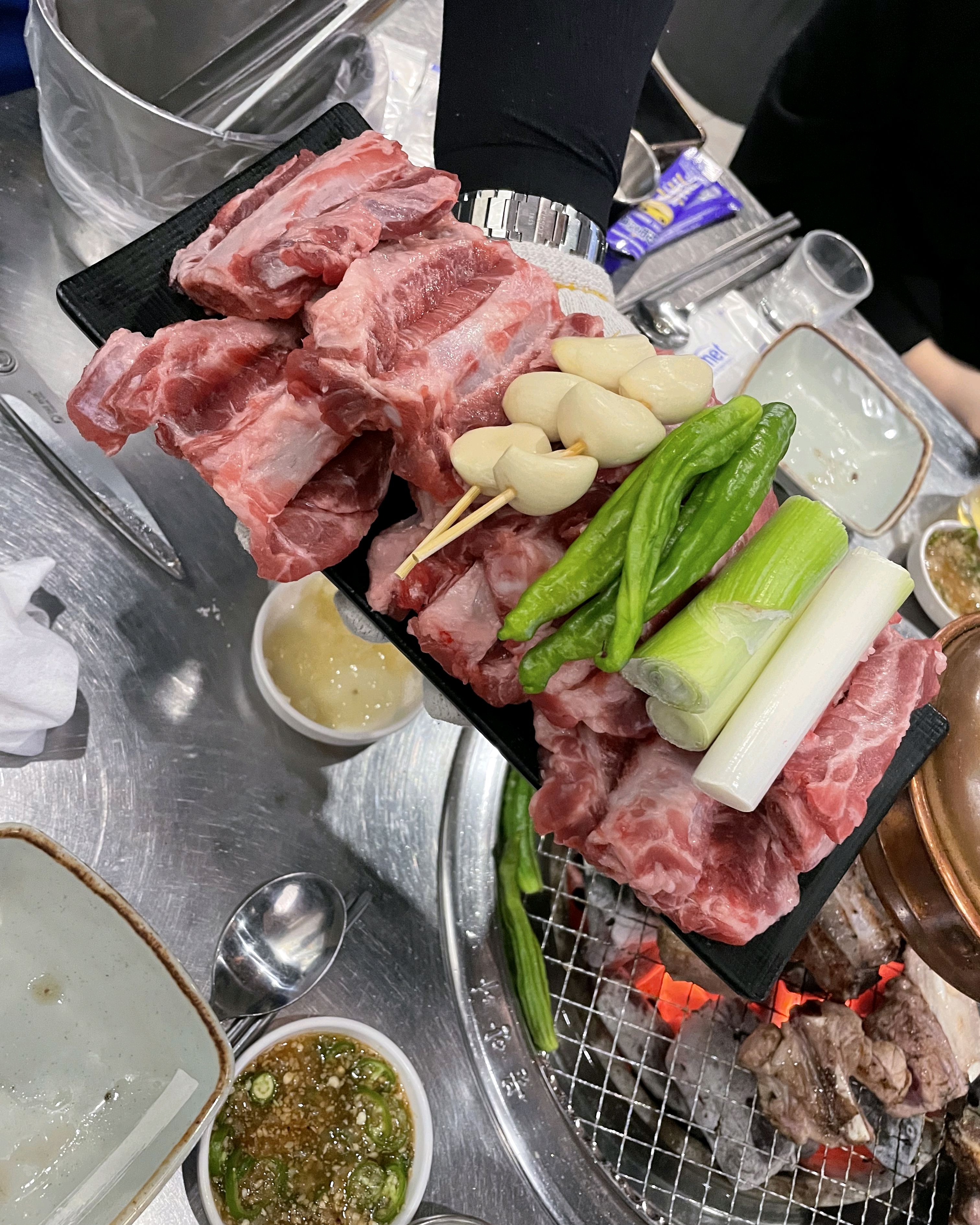 여기 정말 맛있어요 고기부터 반찬까지 너무 만족스러웠고 고기도 맛있게 구워주셔서 어버이날 