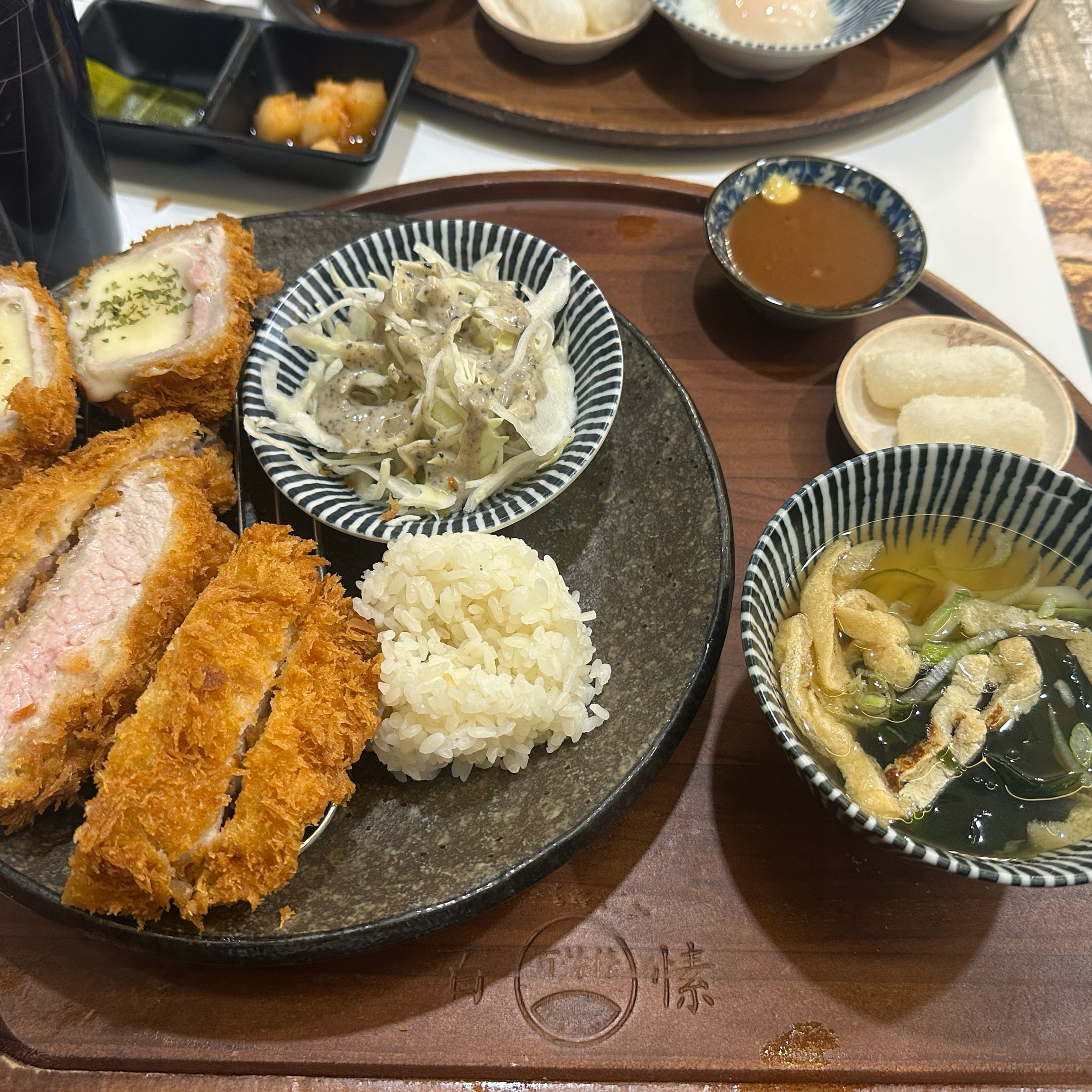 돈까스 두툽한거하면 대박적 바삭바삭 양도 많아서 배부르게 잘 먹었네요~~~ 치즈돈까스에 치
