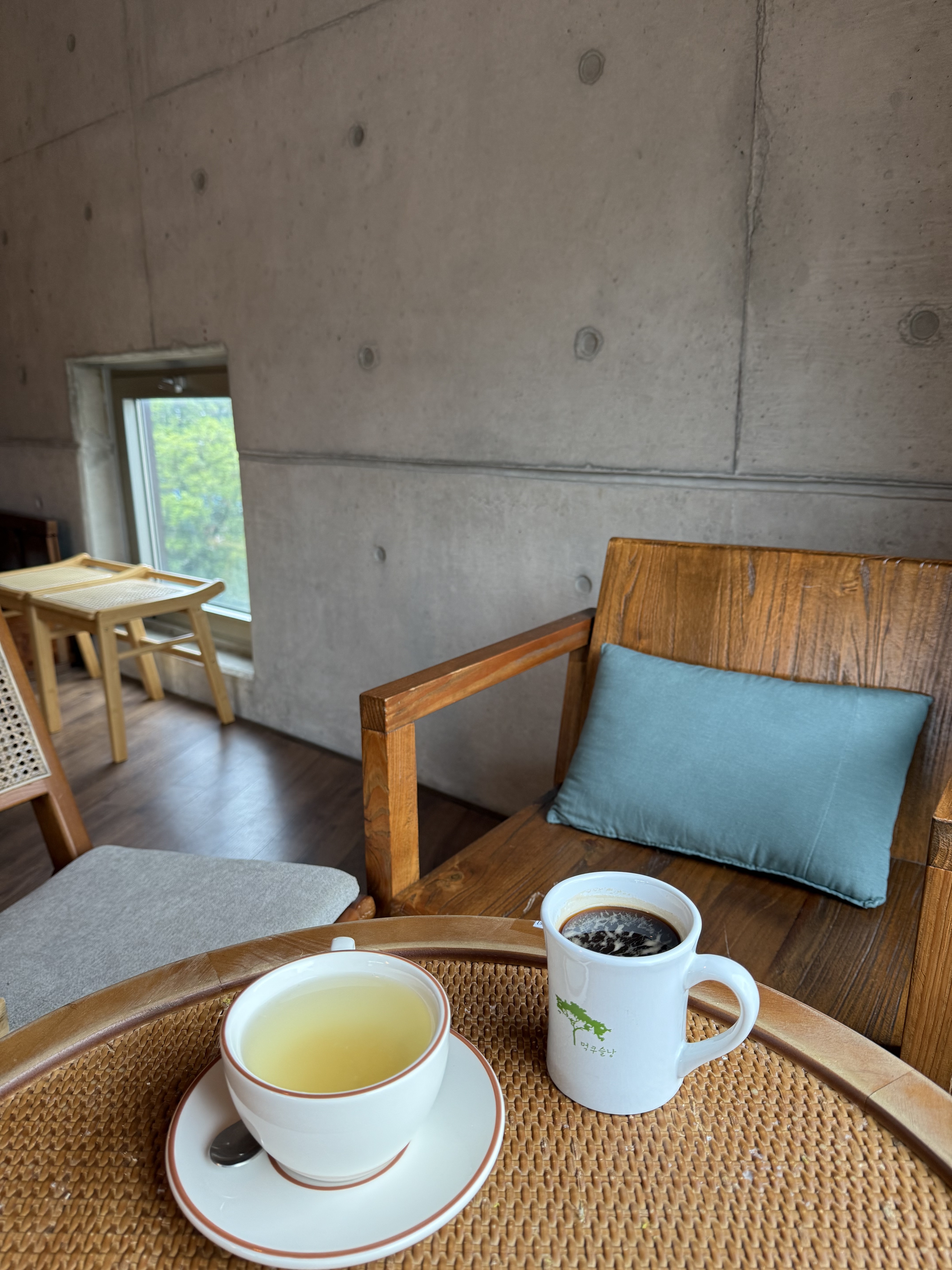 망고빙수 맛집인데 오늘은 비와서 차를 마셨어요~ - 제주 맛집 먹쿠슬낭카페