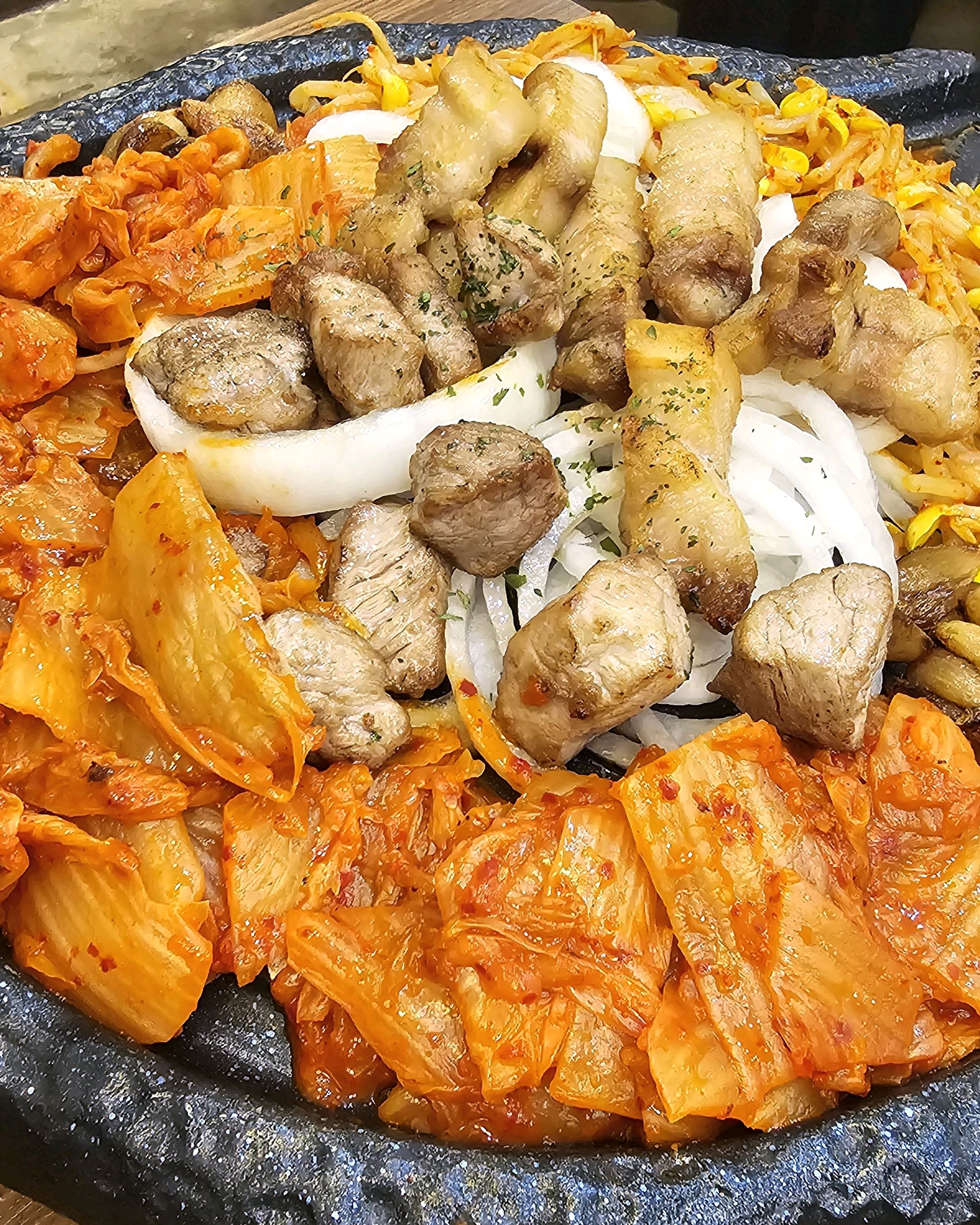 손수 구워주시고 고기도 빠르게 나와요. 맛도 일품입니다! - 불당동 맛집 꼭이집 불당동점