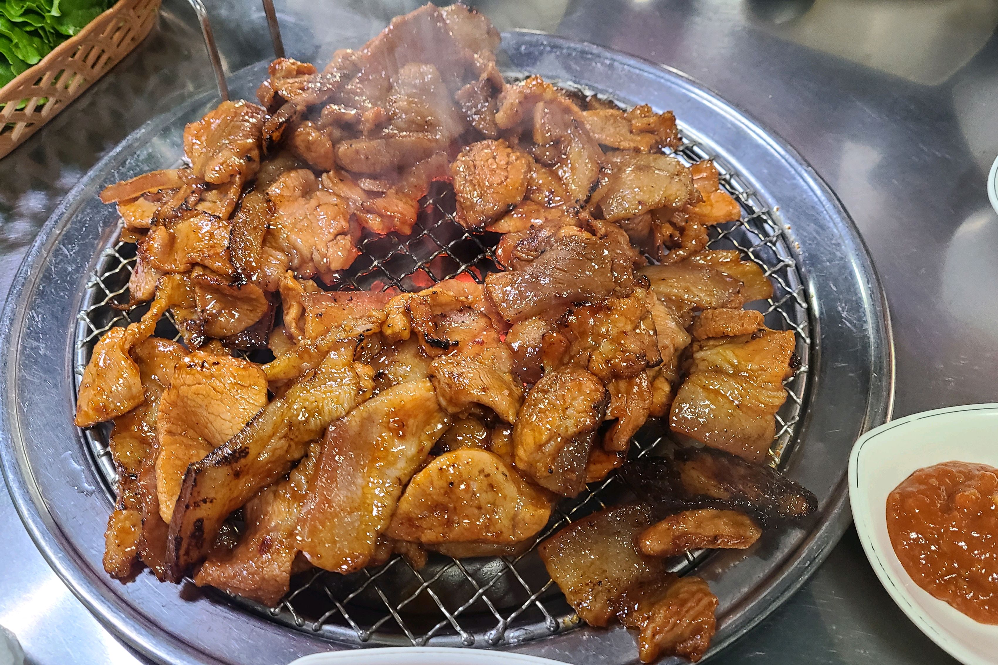 오픈 5분전에 도착했는데 이미 대기가 한가득이라 한시간 가까이 기다려서 겨우 들어갔네요ㅠ - 대전 맛집 현암뚝방구이