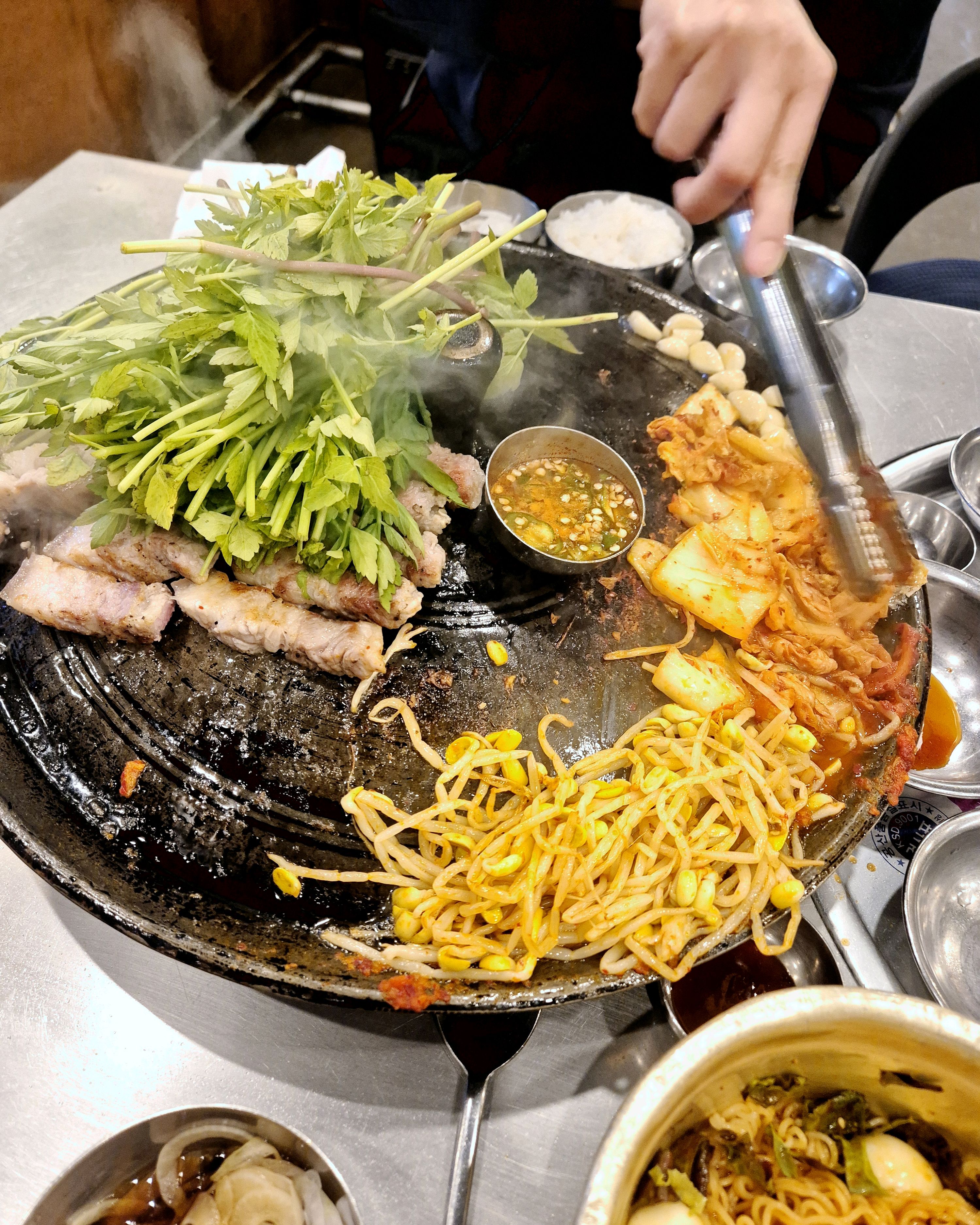 맛있어요~! 미나리 많이 나와서 향도 너무 좋아여 그리고 줄기는 처음 먹어보는데! 신기해욥