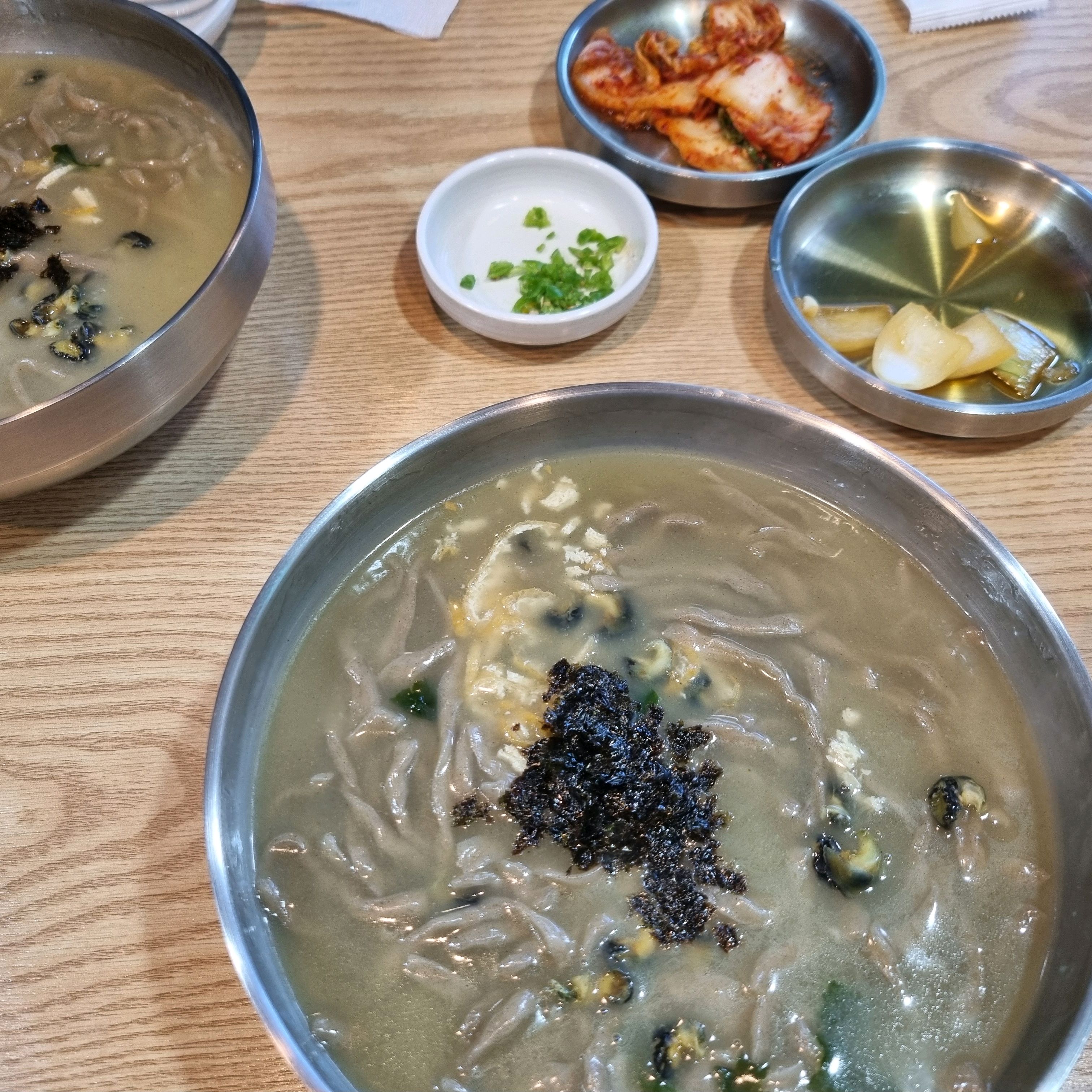 국물이 엄청 구수하고 진해요 보약을 먹는것 같습니다? - 제주 맛집 중문수두리보말칼국수