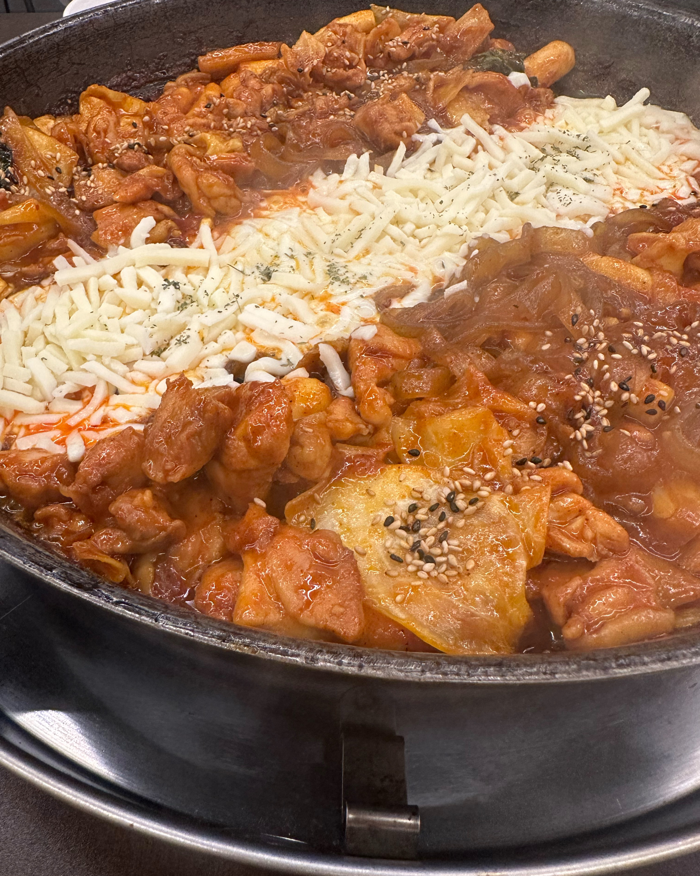 치즈가 고소하고 맛있어요~ 망고와 아이스크림도 후식으로 꼭 챙기세요. - 불당동 맛집 최고닭갈비