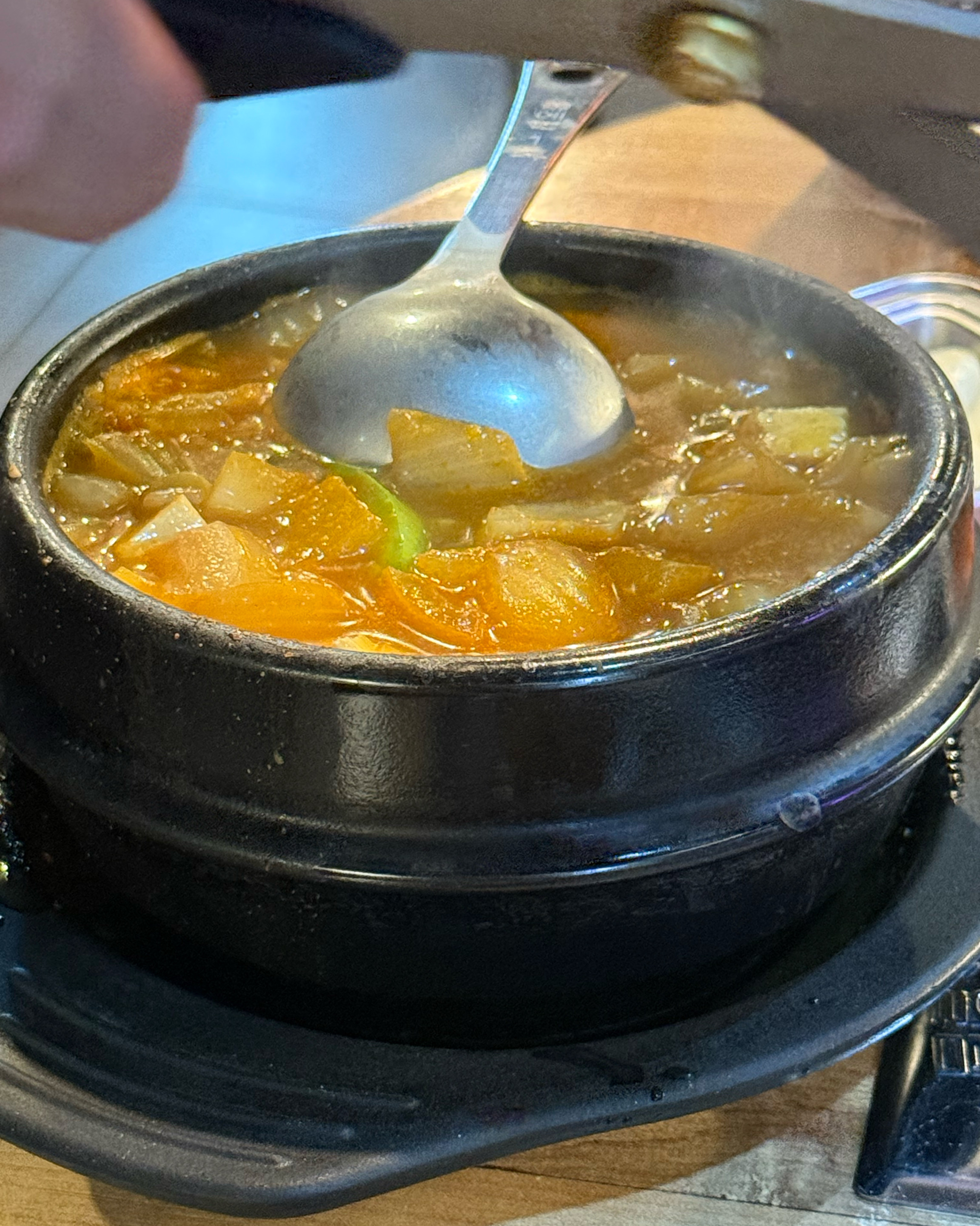 고기 질도 너무 신선하고 목살시켰는데 정성스럽게 잘 구워주십니다! 된장술밥도 진짜 맛있어요