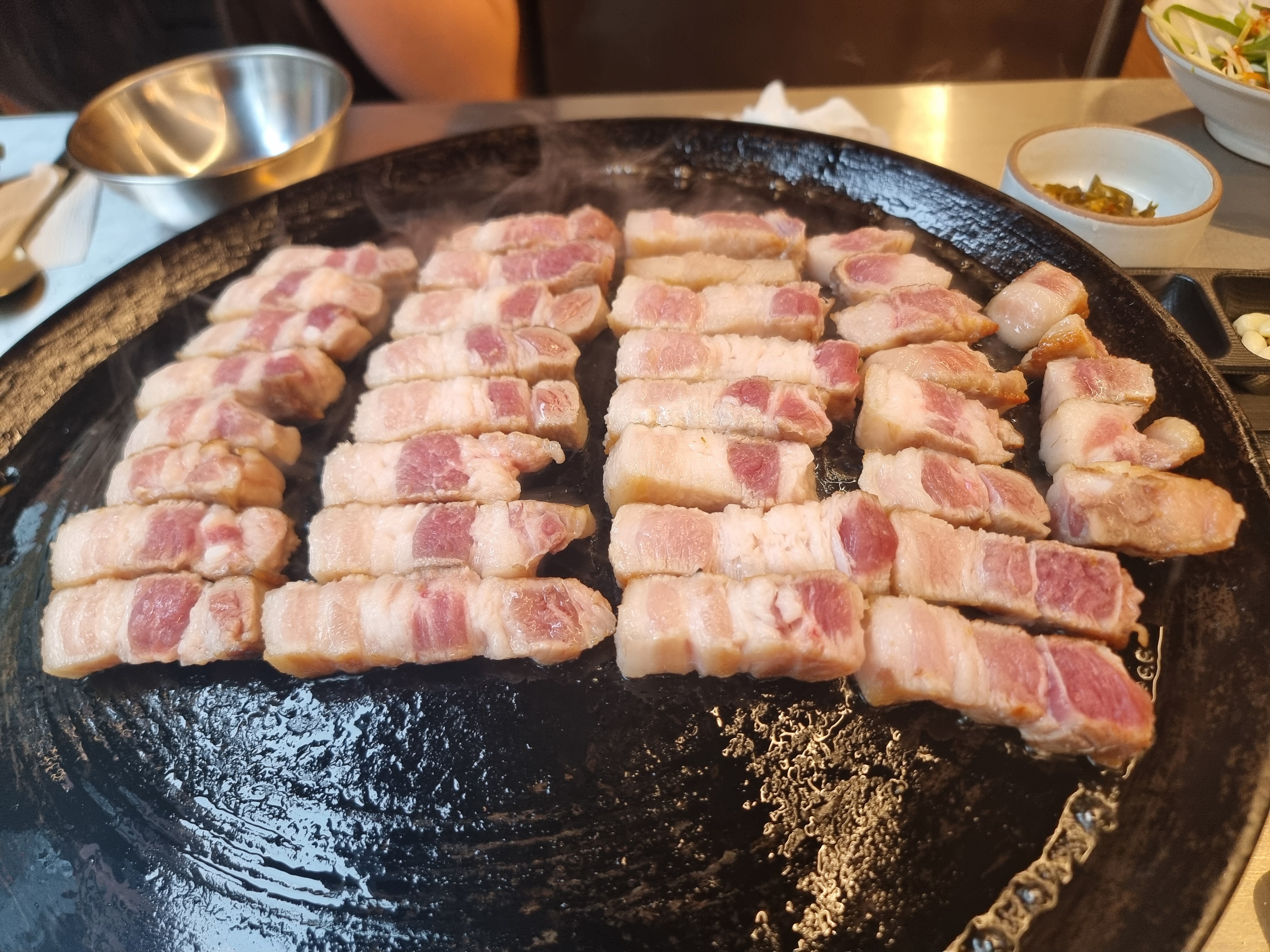 초벌해줘서 너무 좋고 아이랑 오기 너무 좋아요 - 불당동 맛집 할매솥뚜껑삼겹살 천안불당점