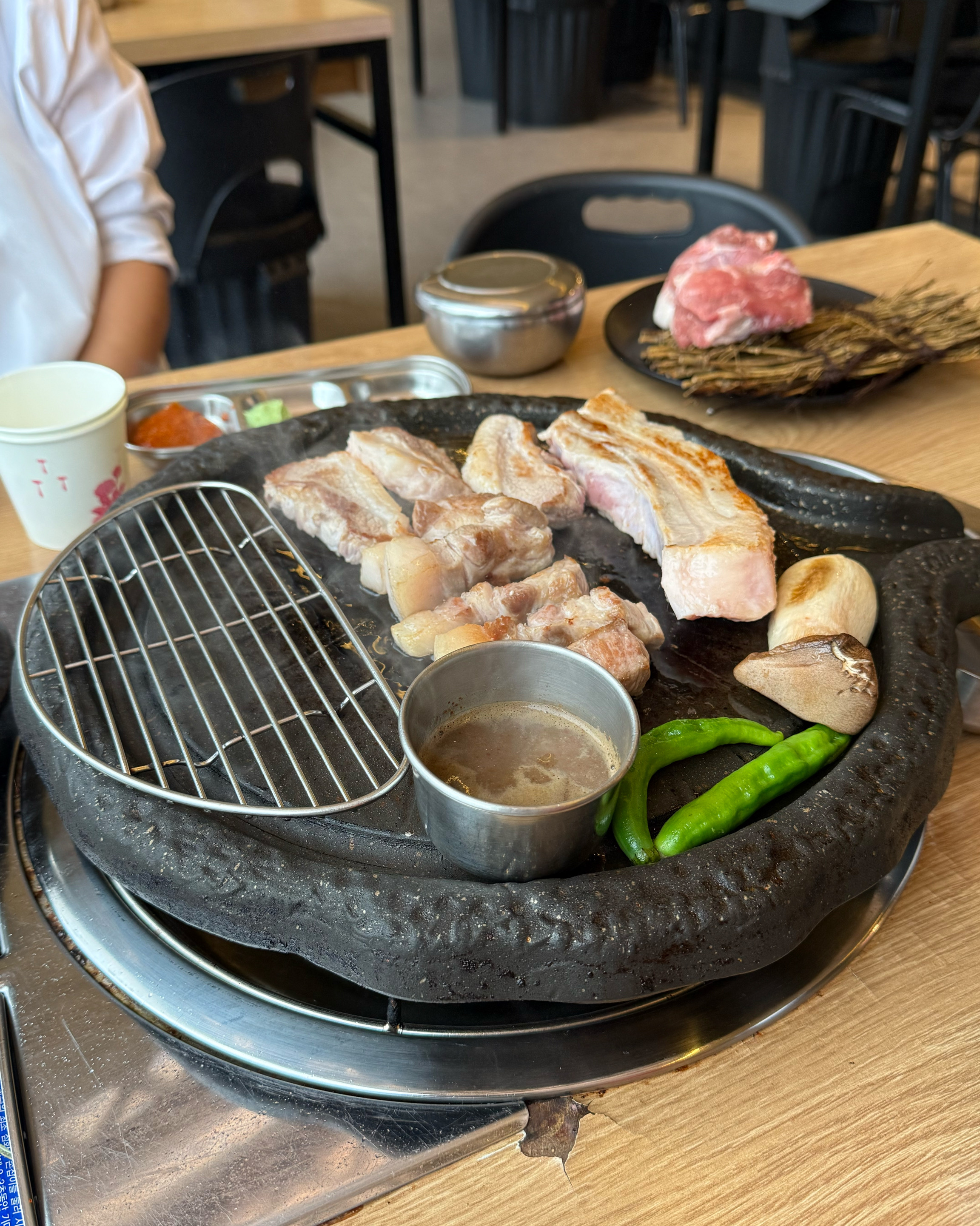 고기 진짜 두툼하고 맛있어요!! 예약하고 가니까 대기 없이 바로 입장 가능해서 좋았어요!!