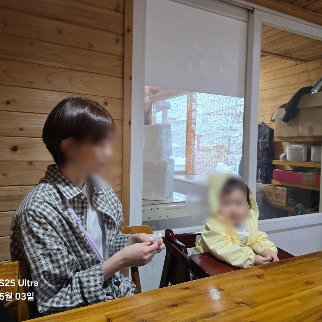 유아의자 있어요. 아이들은 고등어랑 미역국 잘 먹었어요. 반찬으로 간장게장이 나오다니.. 