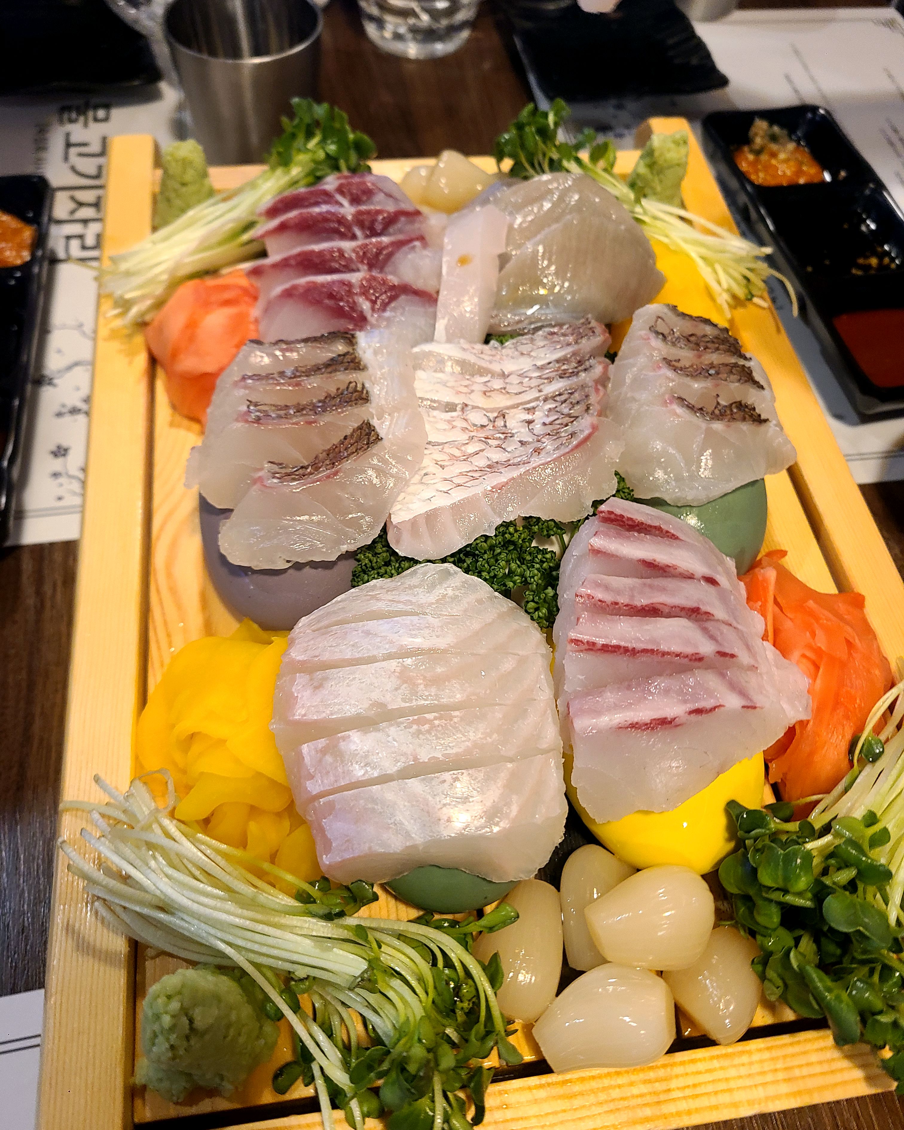매장 인테리어 깨끗하고 회는 싱싱하고 숙성회라 일반 회보다 훨씬 맛있습니다 - 구로디지털단지 맛집 물고기자리 구로디지털점