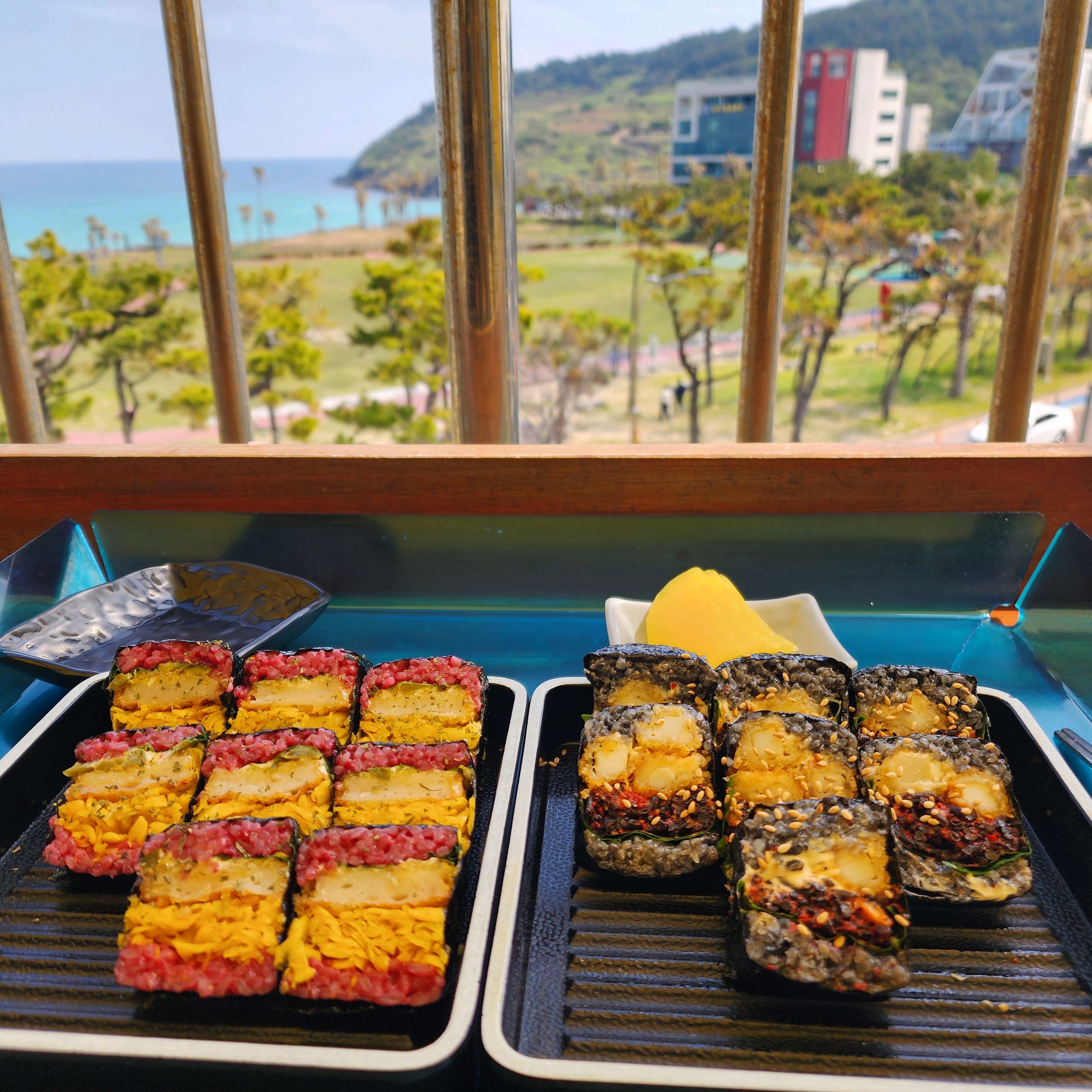 제법 비싸고 묘하게 맛나요. 두가지 정도 혼합 메뉴가 있었으면 혼밥 여행러에게 좋겠네요. - 제주 맛집 해녀김밥 본점