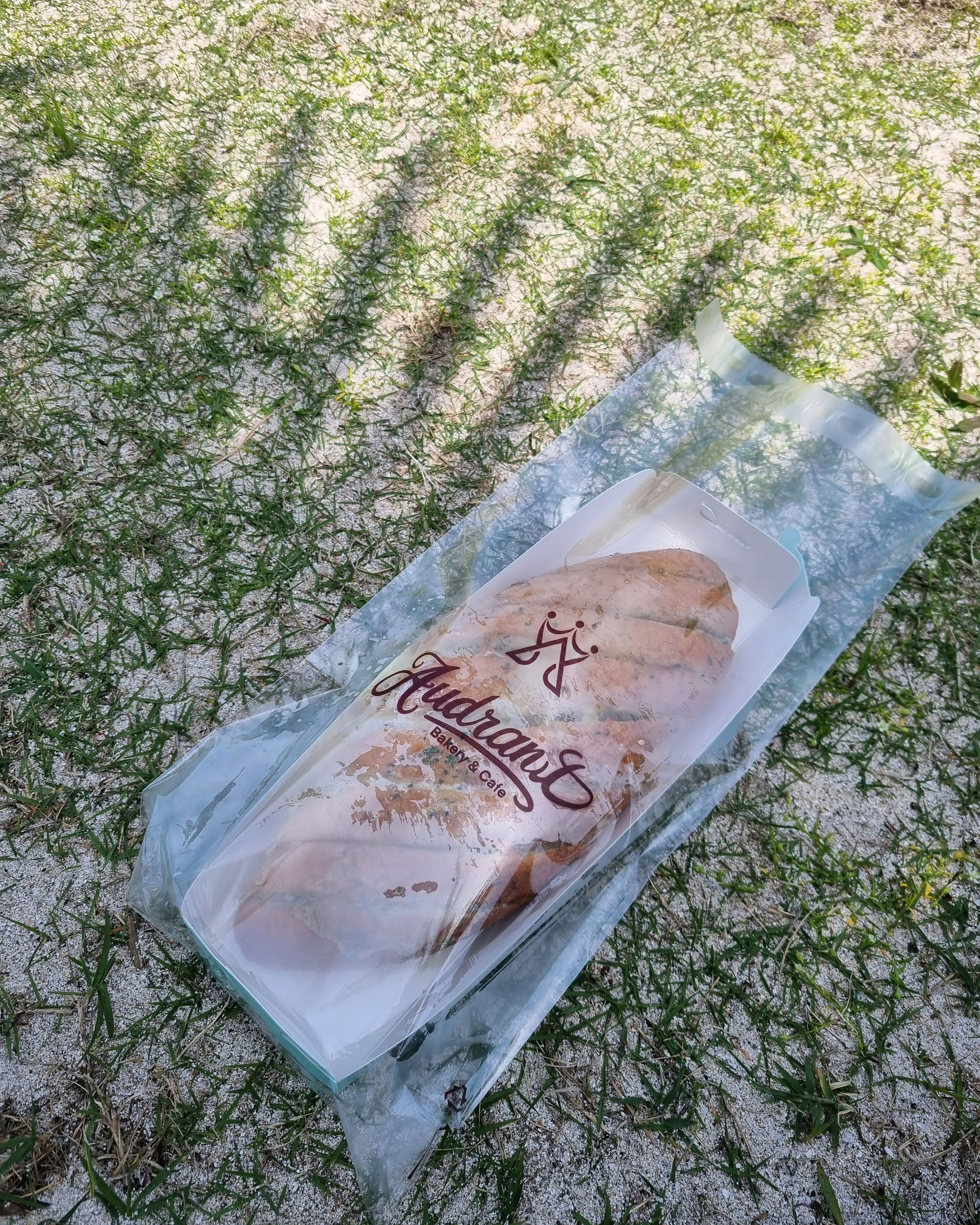 뜨끈한 마늘바게트를 함덕해수욕장을 바라보며 먹으니 꿀맛이네요..! - 제주 맛집 오드랑베이커리 함덕점