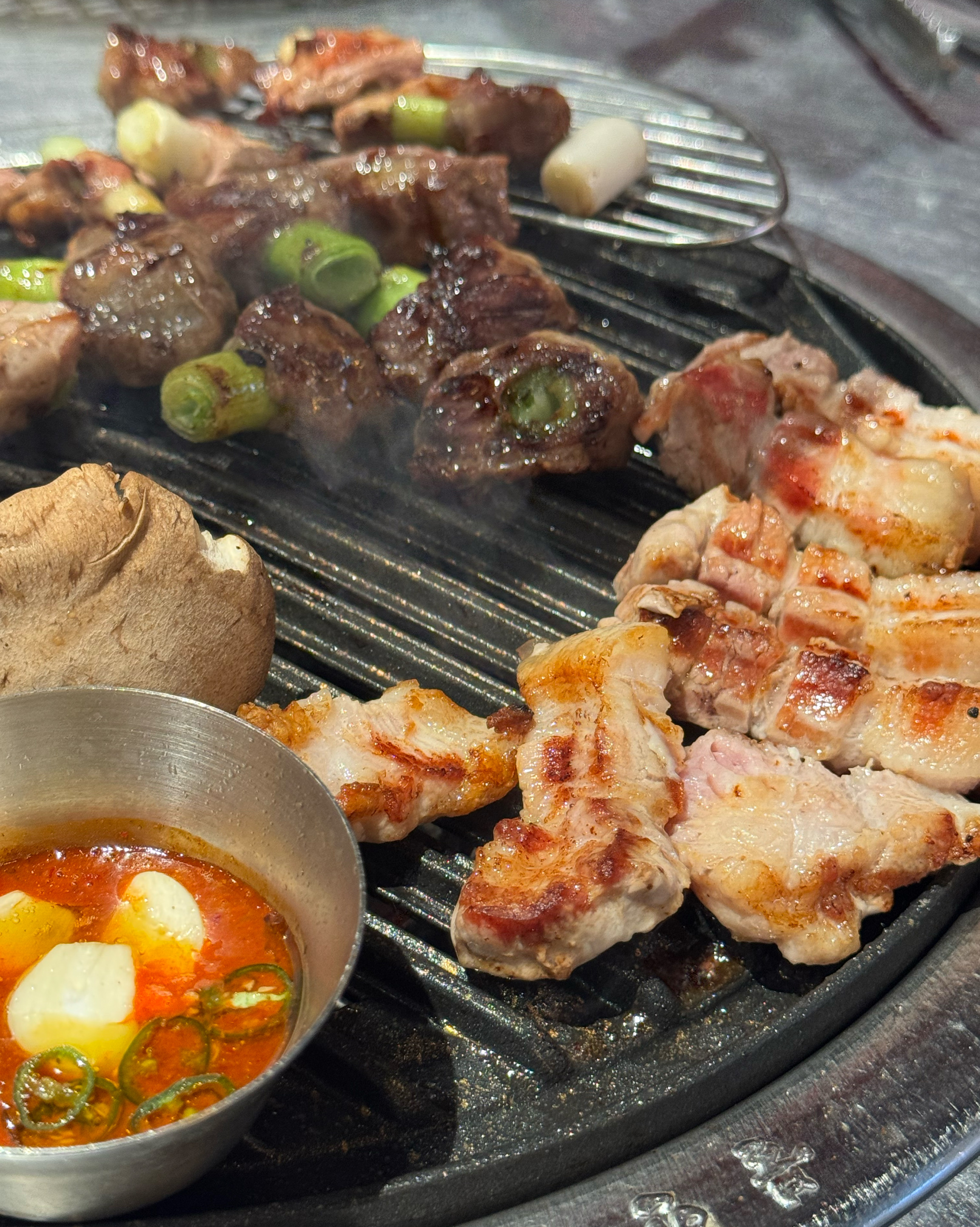 파가 들어간 가브리살 먹었는데 신기하니 맛있었어요 밑반찬도 다양해서 좋았습니다 고기 질이