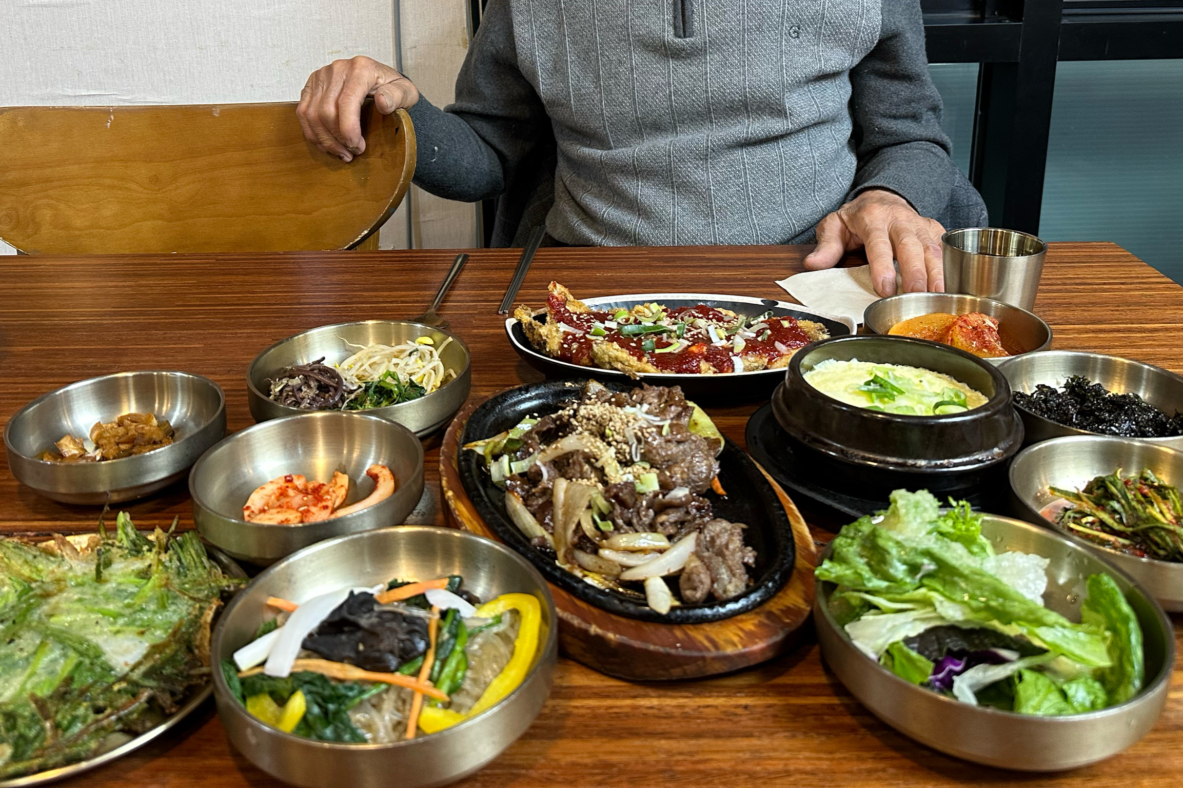 어버이날을 맞아 장인어르신과 저녁식사 했어요.. 음식이 맛있고 아주 정갈했어요. 가족 모