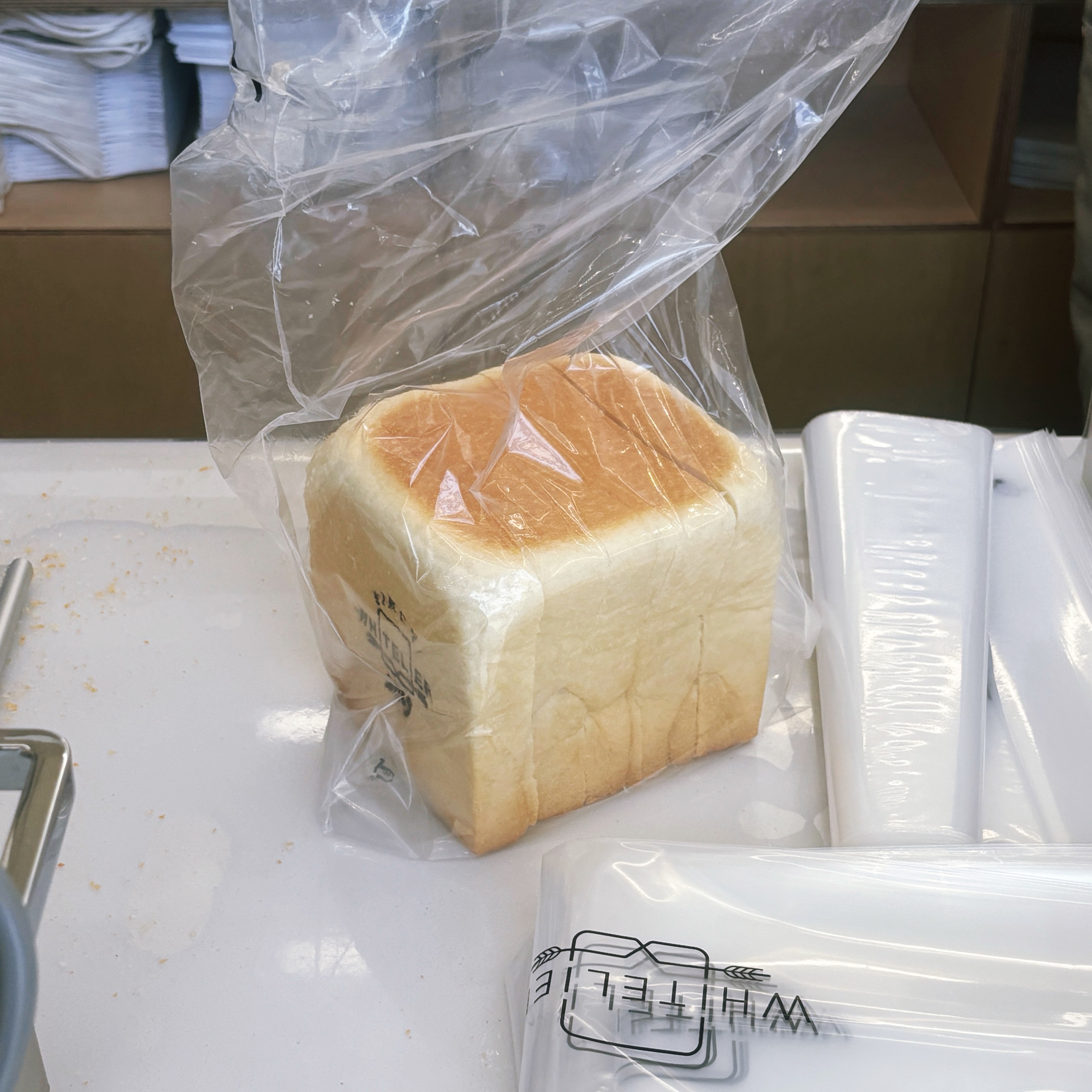 처음 먹어보는거라 기대반 궁금반 하프 식빵, 딸기버터 구매했어요🍞🍓 - 안산 맛집 화이트리에 안산점