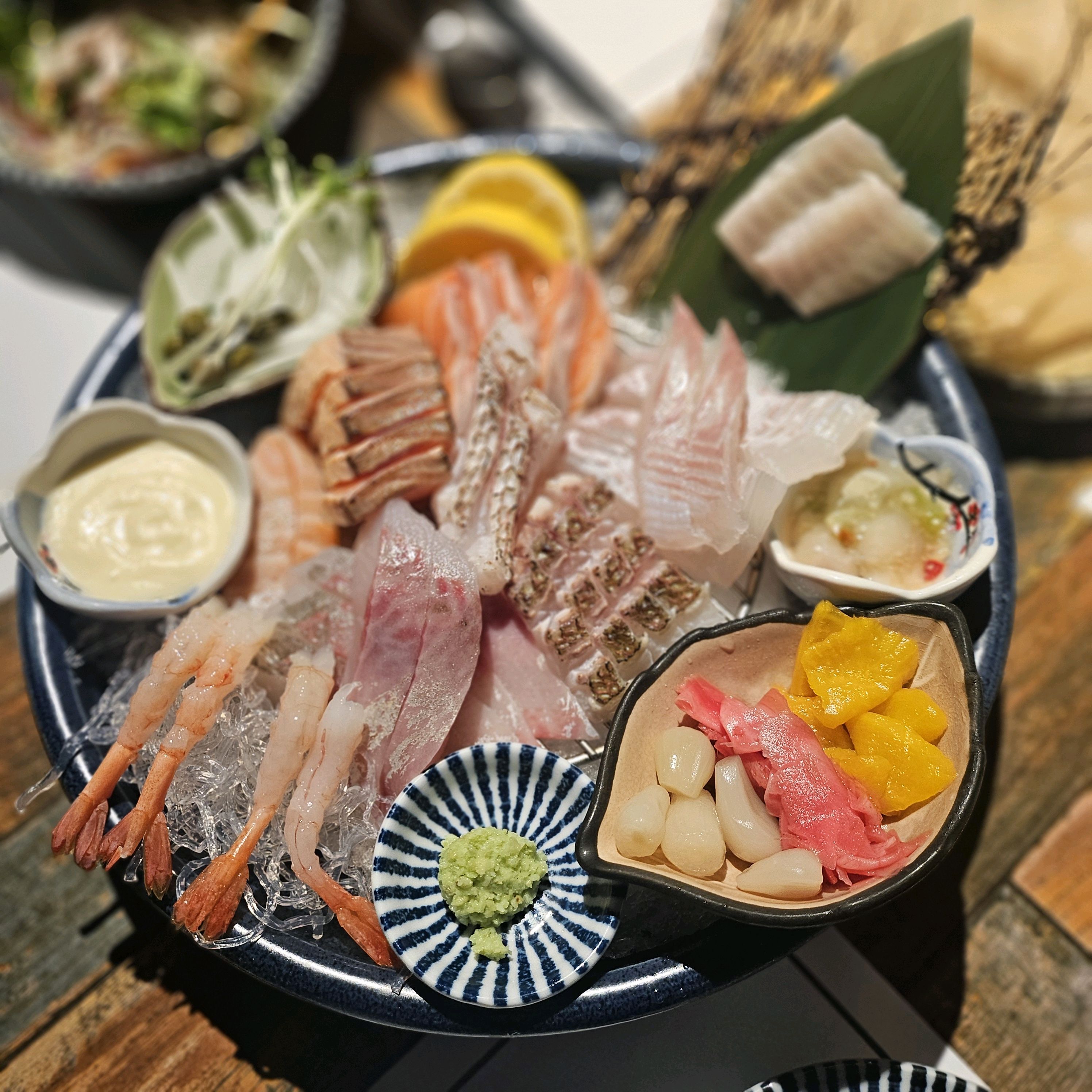 점심특선때 와보고 맛있어서 저녁에도 왔는데 셋트구성이 너무 좋고 맛있어요 일부러 기념일에