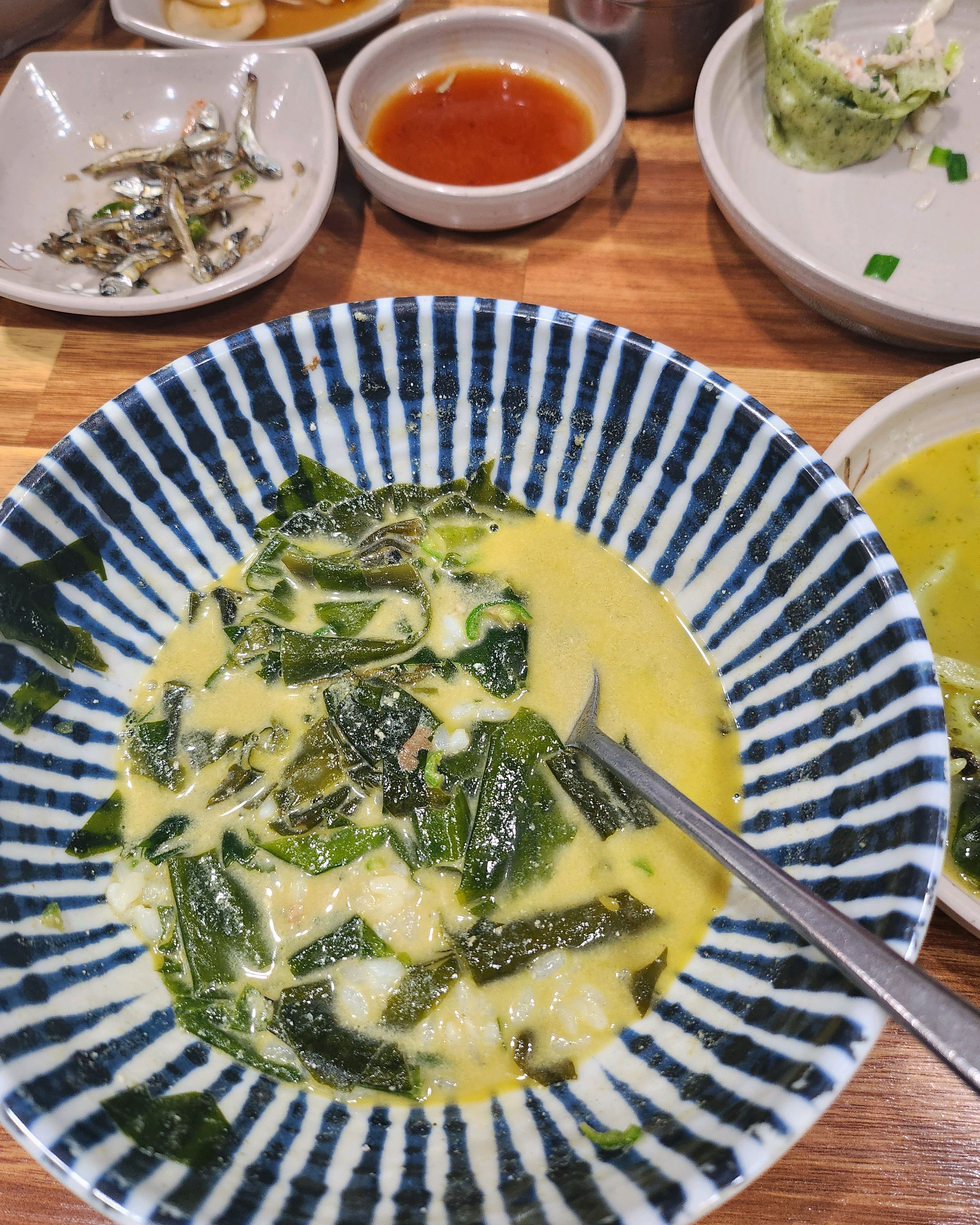 먹다가 찍었는데! 너무 맛있어요! - 제주 맛집 신제주보말칼국수 제주본점
