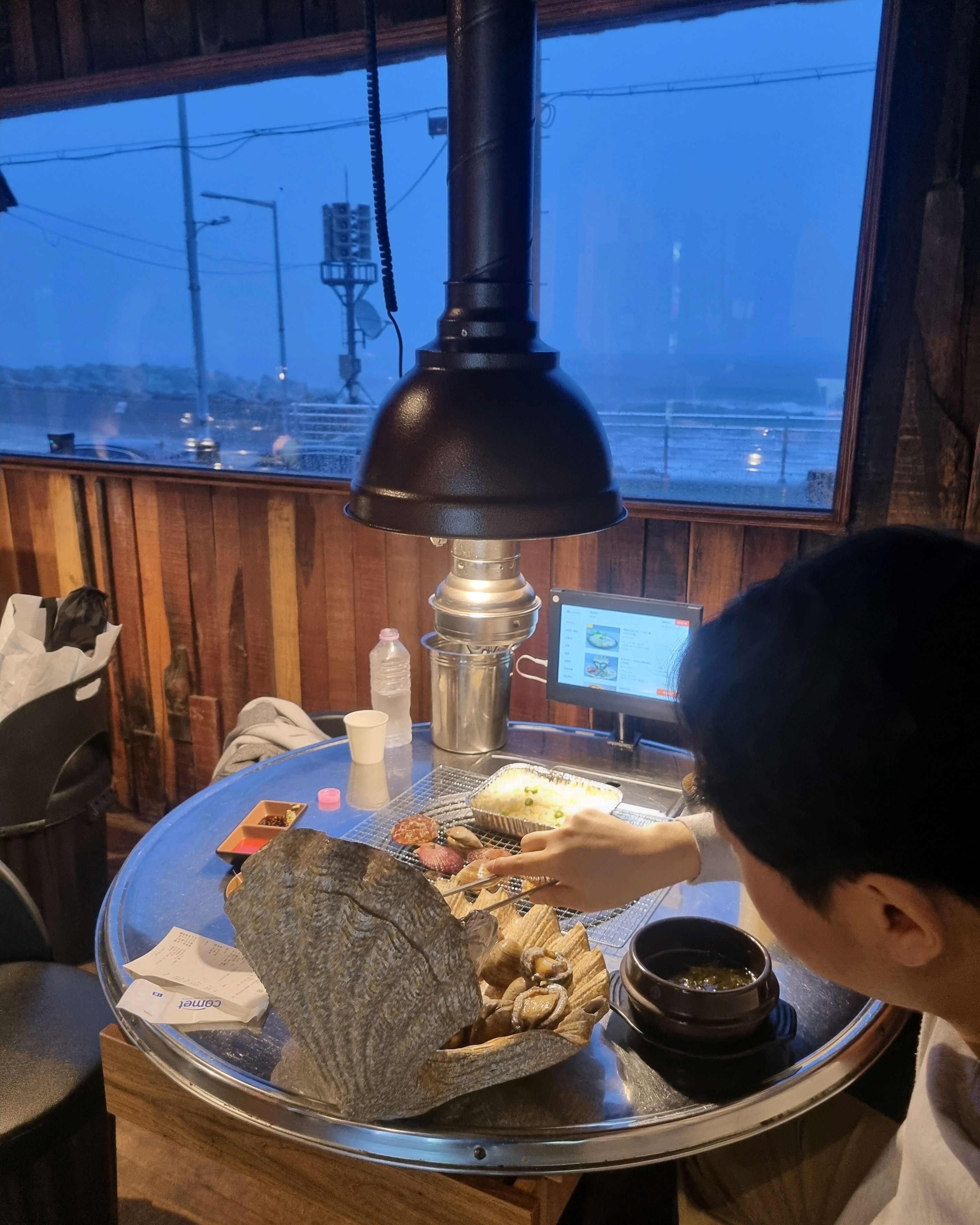 들어가기 전 입구부터 분위기 미쳤구여 들어가면 분위기 더 죽음......게다가 음악도 세련
