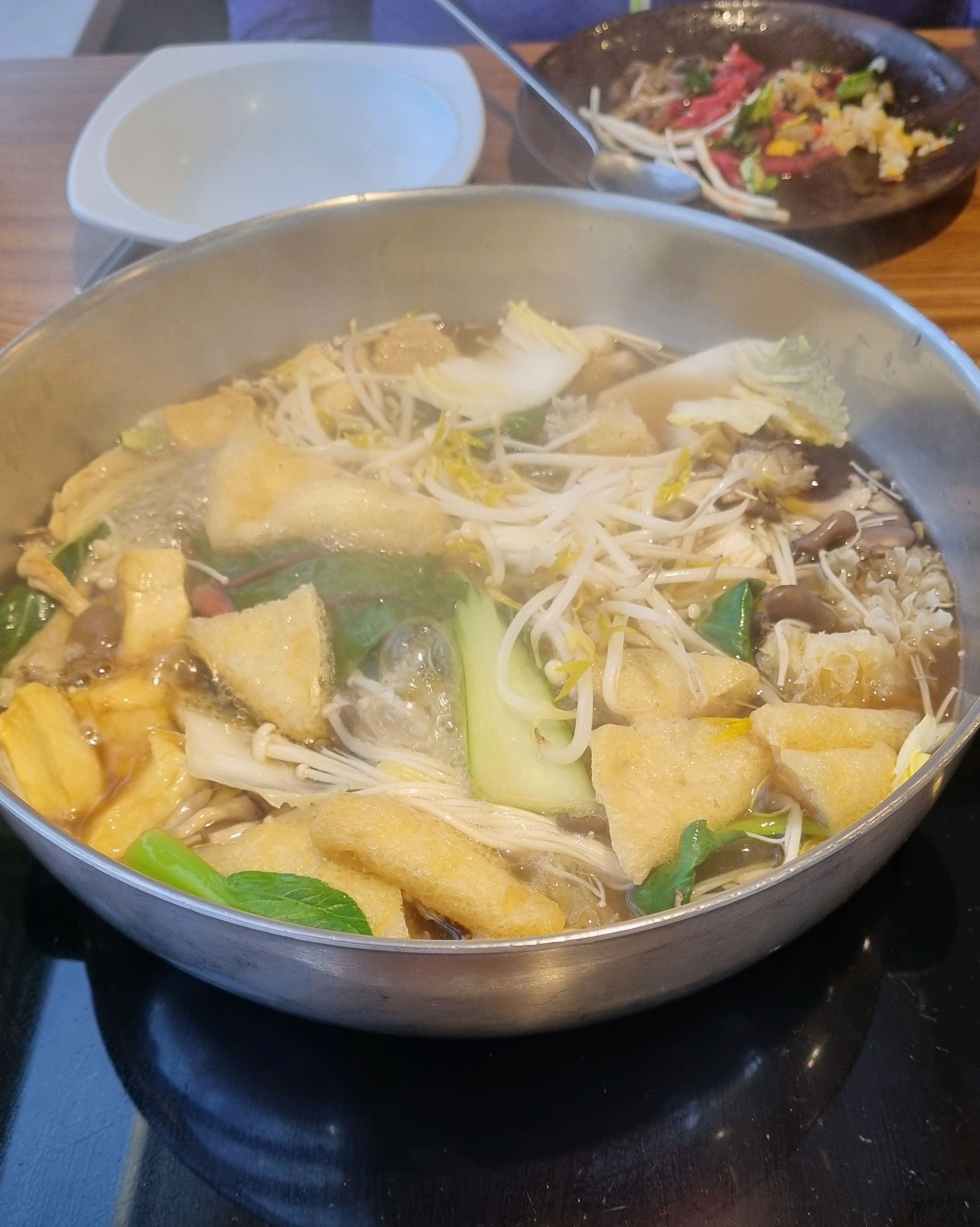 어버이날이라 엄마함께 따뜻한국물과 좋아하는 육회 언제나 변함없이 정갈하고 맛난 음식🍲