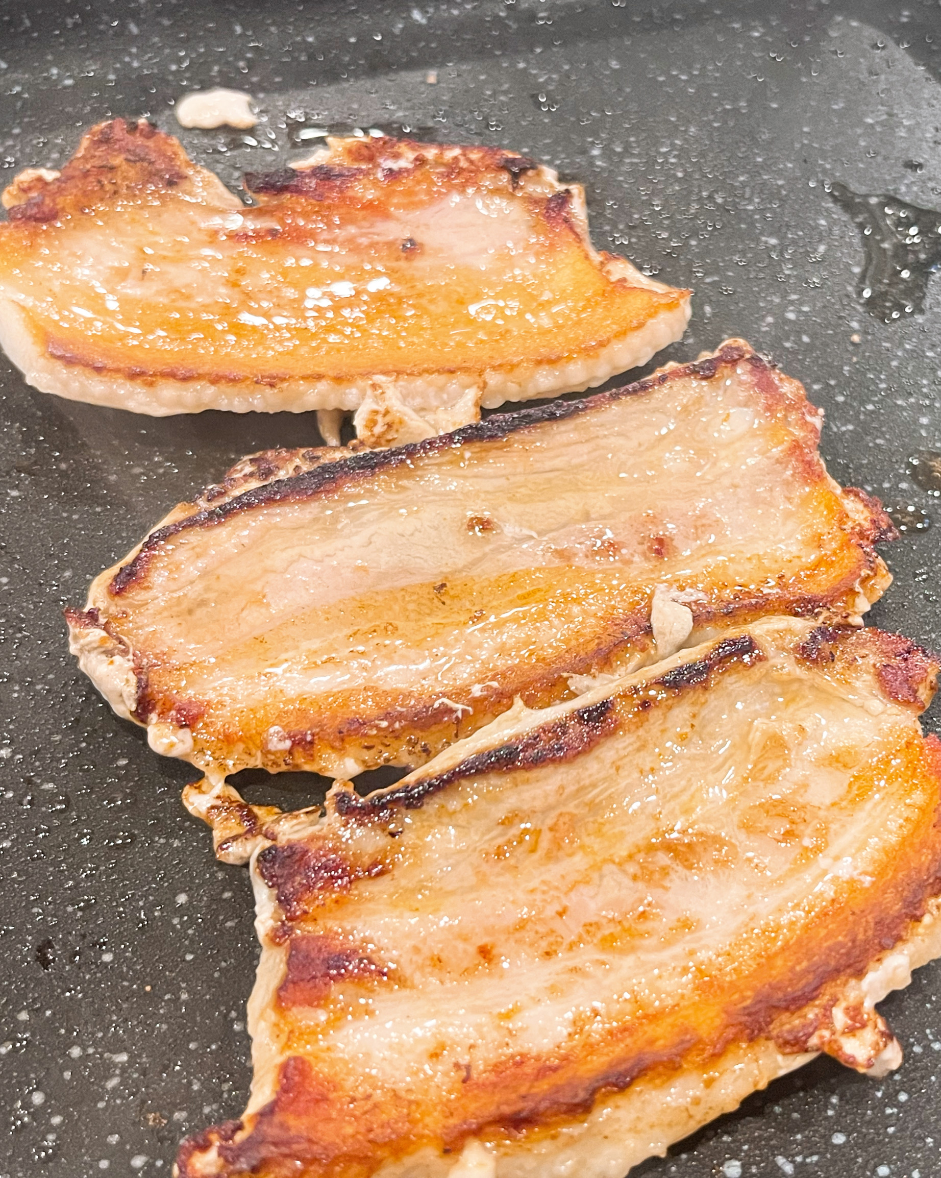 닭갈비도 먹고 싶고 삼겹살도 먹고 싶을 때 오면 딱 좋은 거 같아요~메뉴도 다양하고 삼겹살